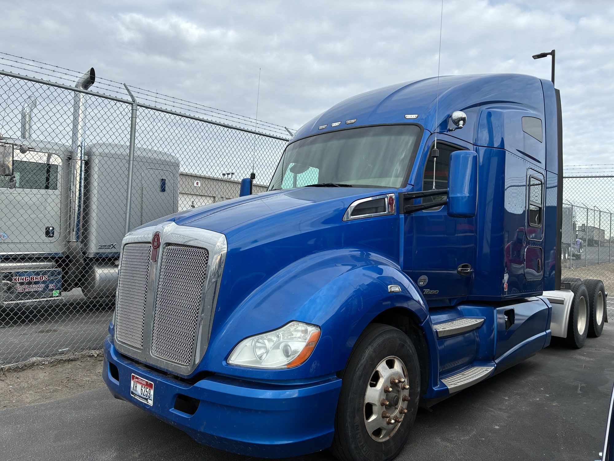 2015 Kenworth T680 - image 1 of 6