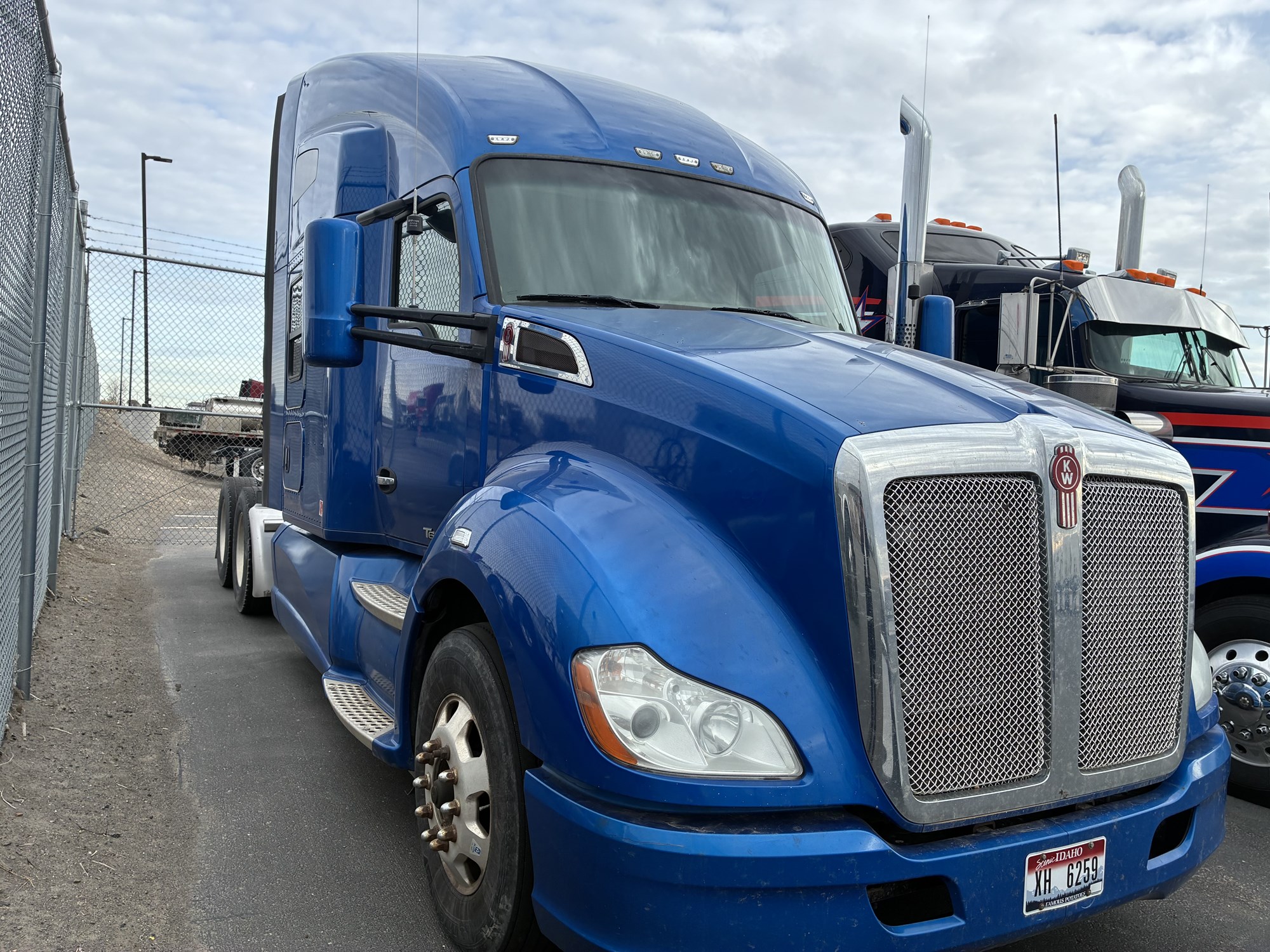 2015 Kenworth T680 - image 3 of 6