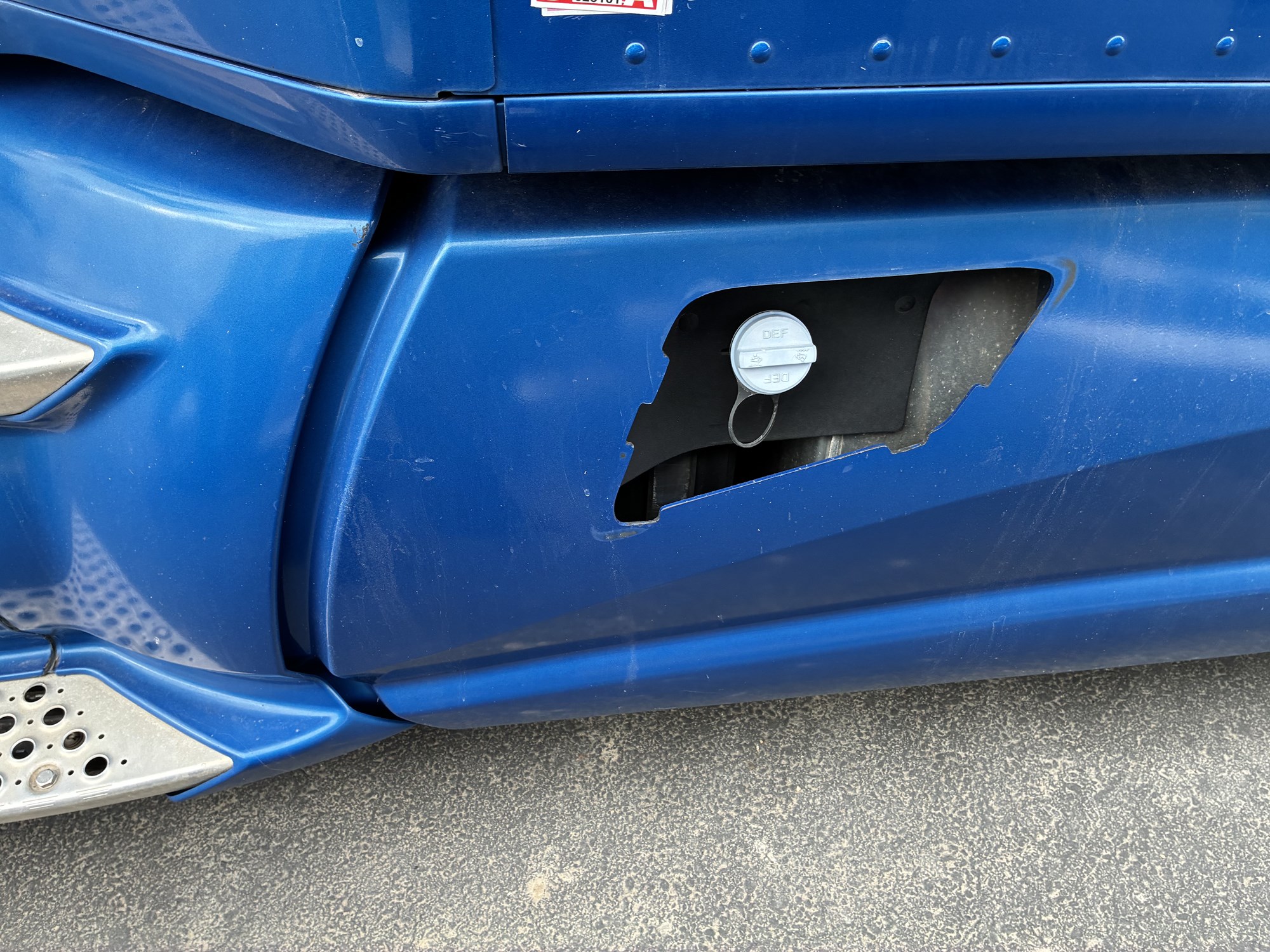 2015 Kenworth T680 - image 4 of 6