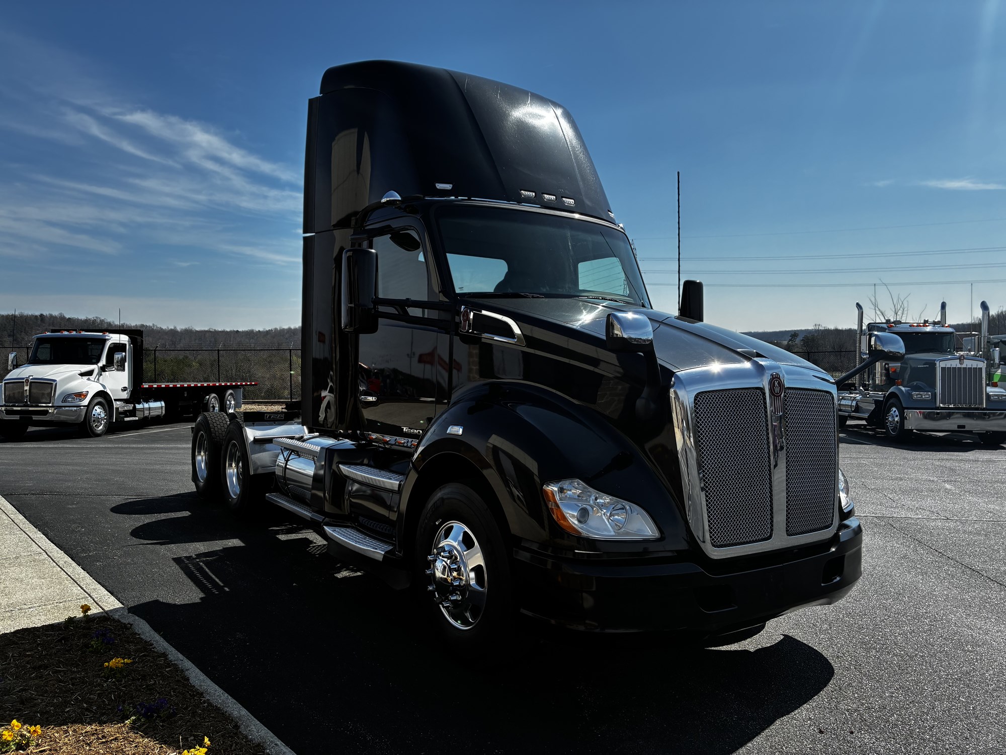 2017 Kenworth T680 - image 3 of 6
