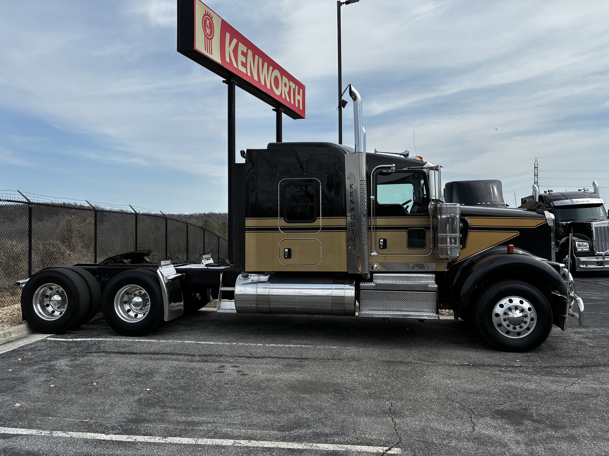 2018 Kenworth W900B - image 4 of 6