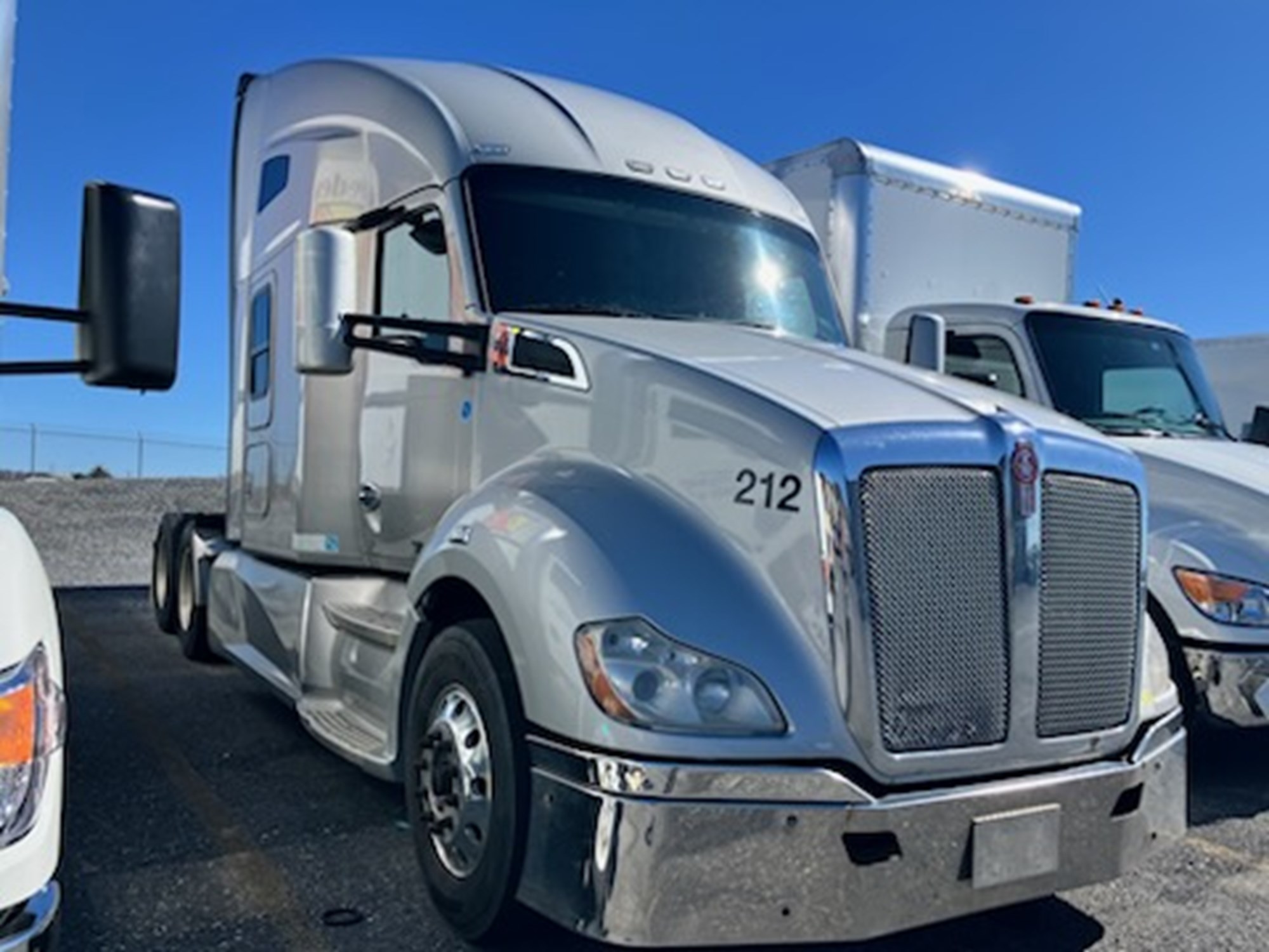 2019 Kenworth T680 - image 4 of 6
