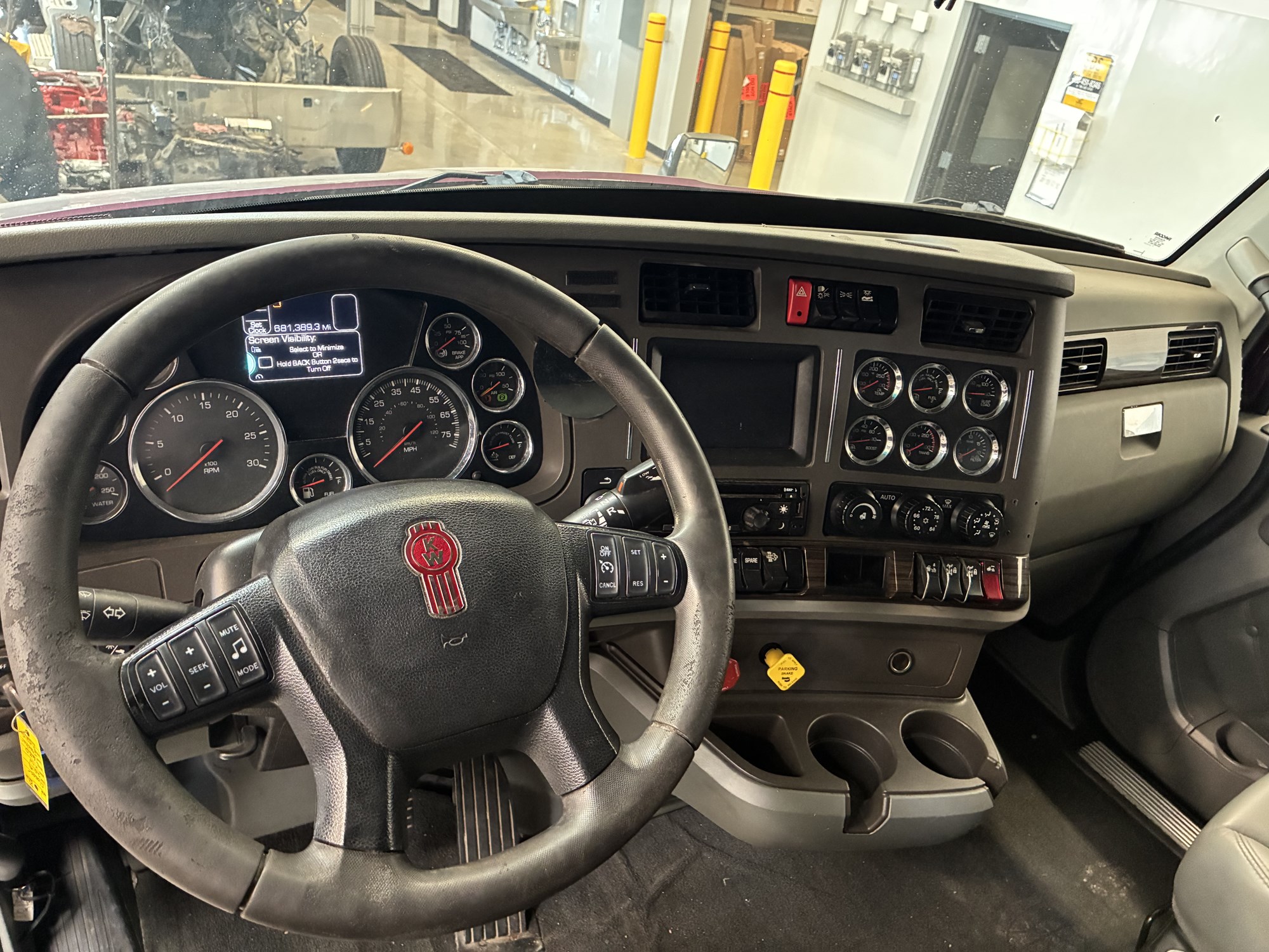 2019 Kenworth T680 - image 3 of 6