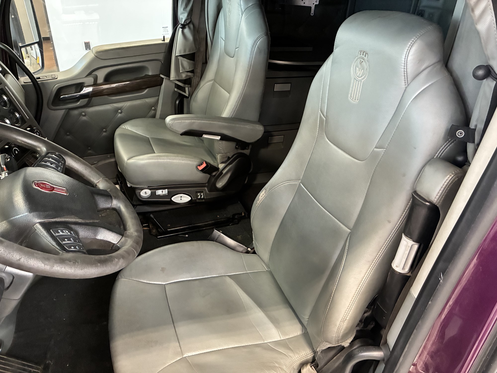 2019 Kenworth T680 - image 4 of 6