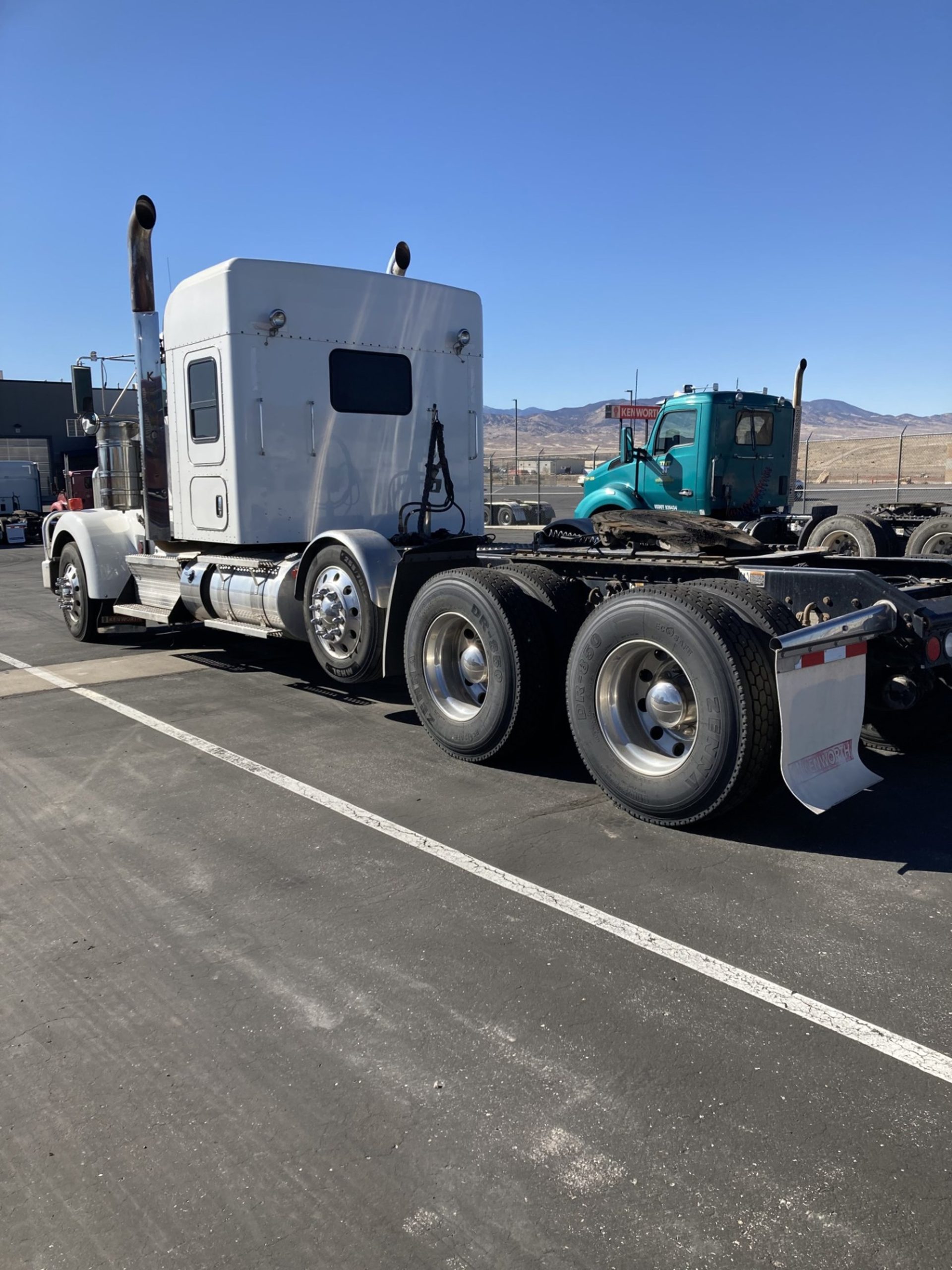 2019 Kenworth W900L 2019 Kenworth W900L - image 3 of 6