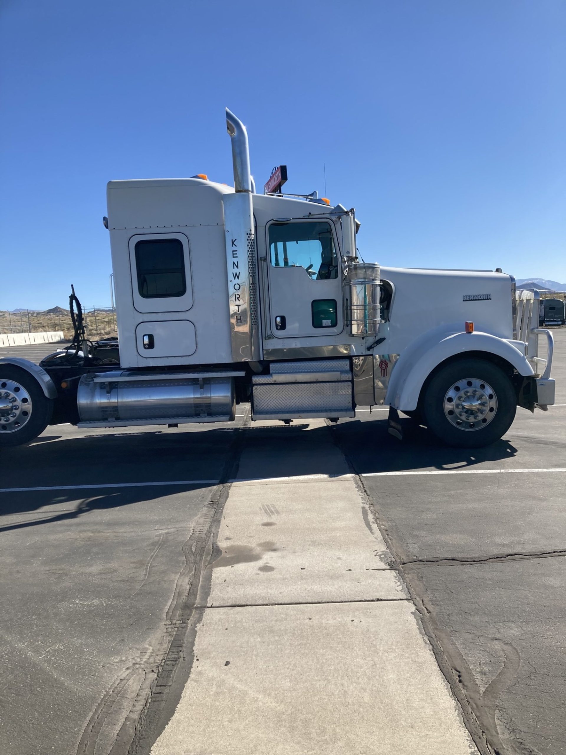 2019 Kenworth W900L 2019 Kenworth W900L - image 5 of 6