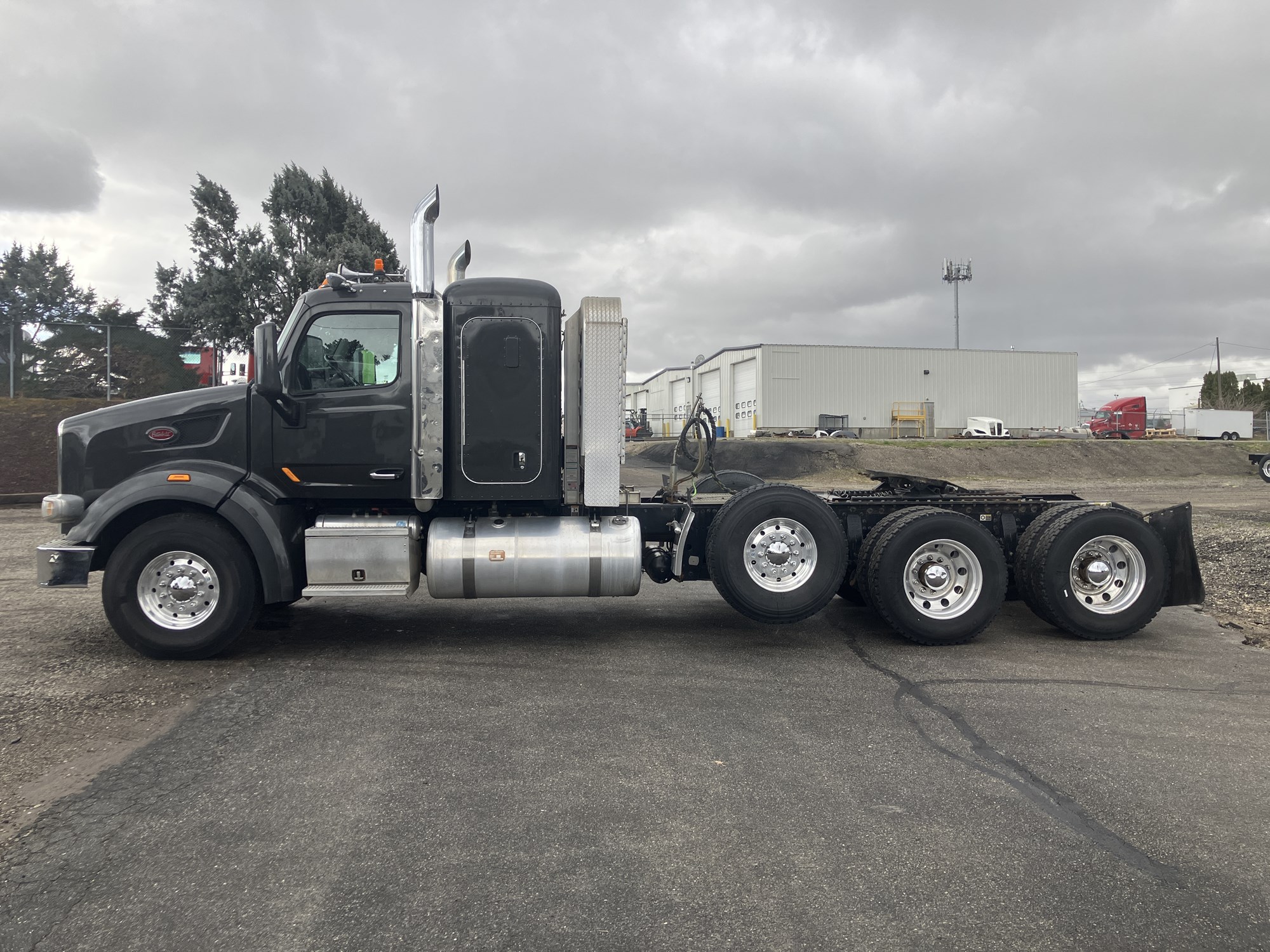 2020 Peterbilt 567 - image 2 of 6