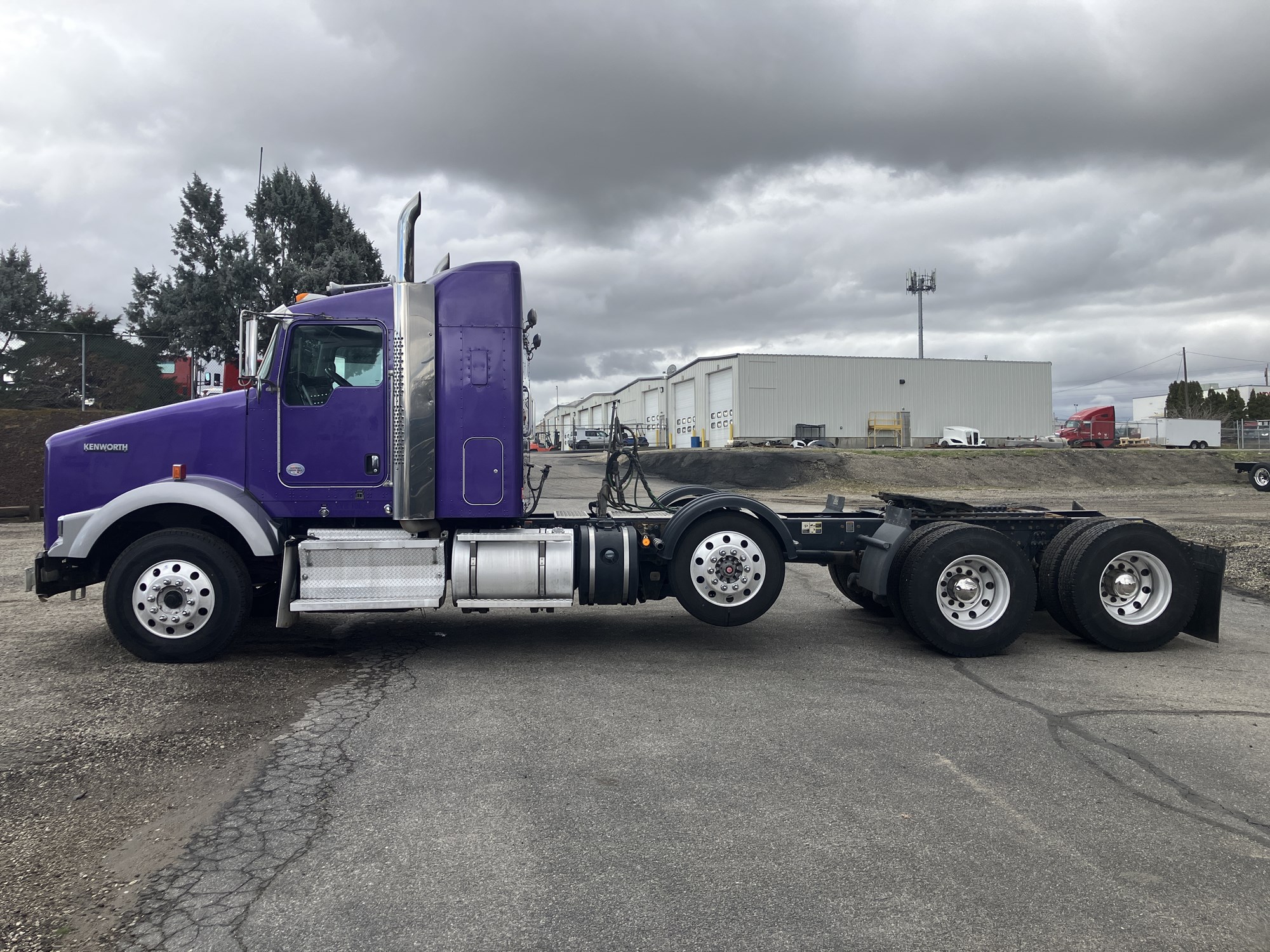 2020 Kenworth T800 - image 2 of 6