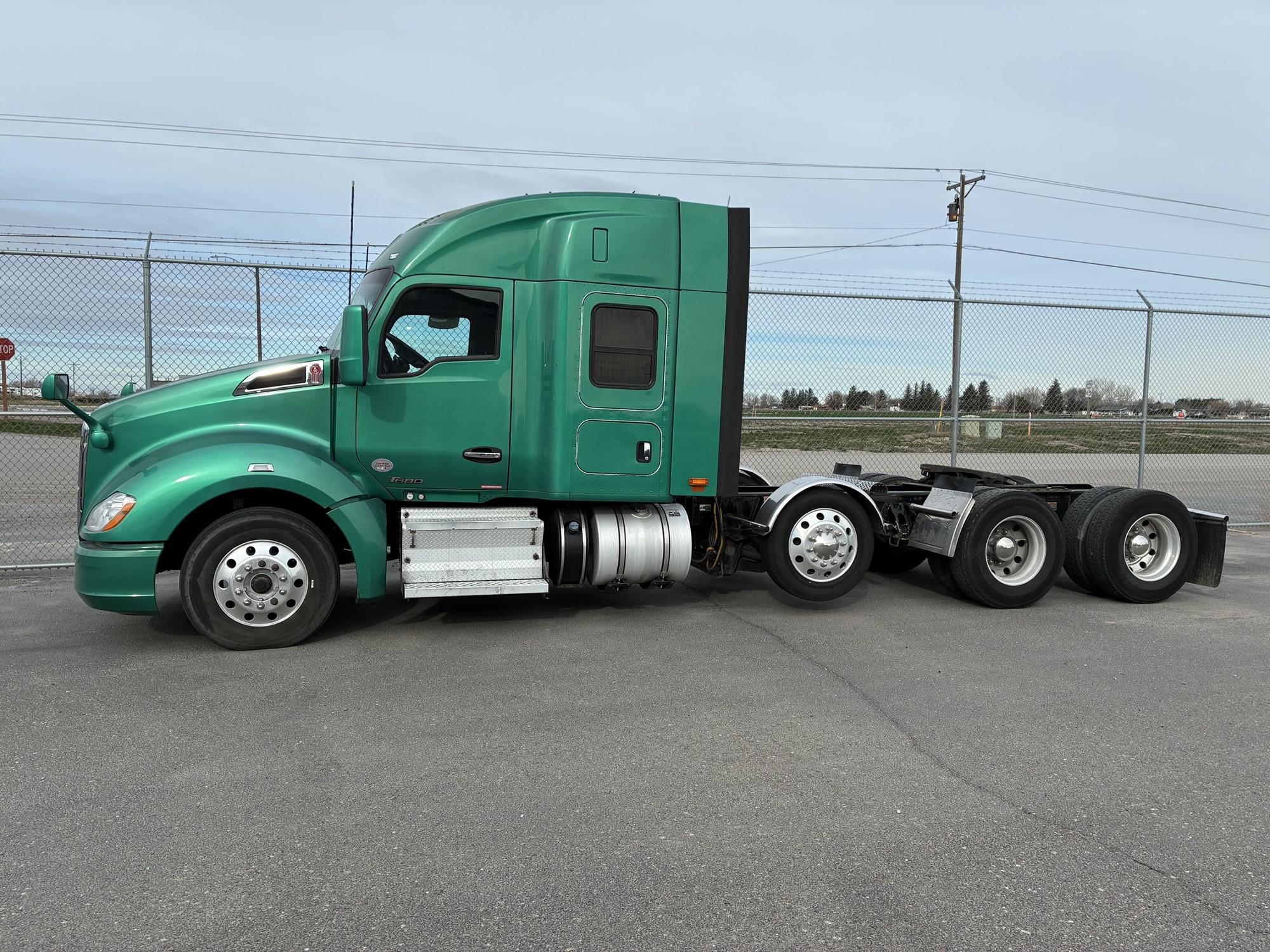 2020 Kenworth T680 - image 2 of 6