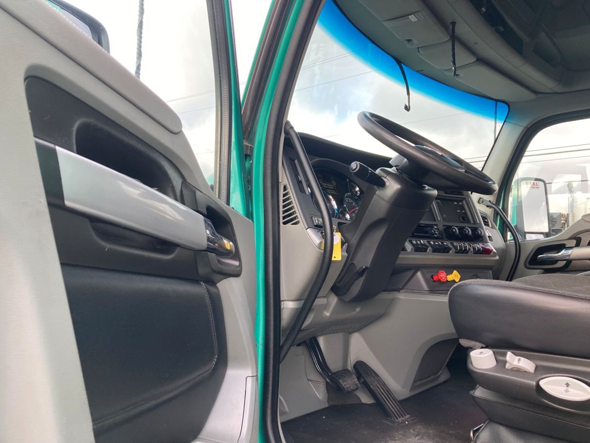 2020 Kenworth T680 - image 3 of 6