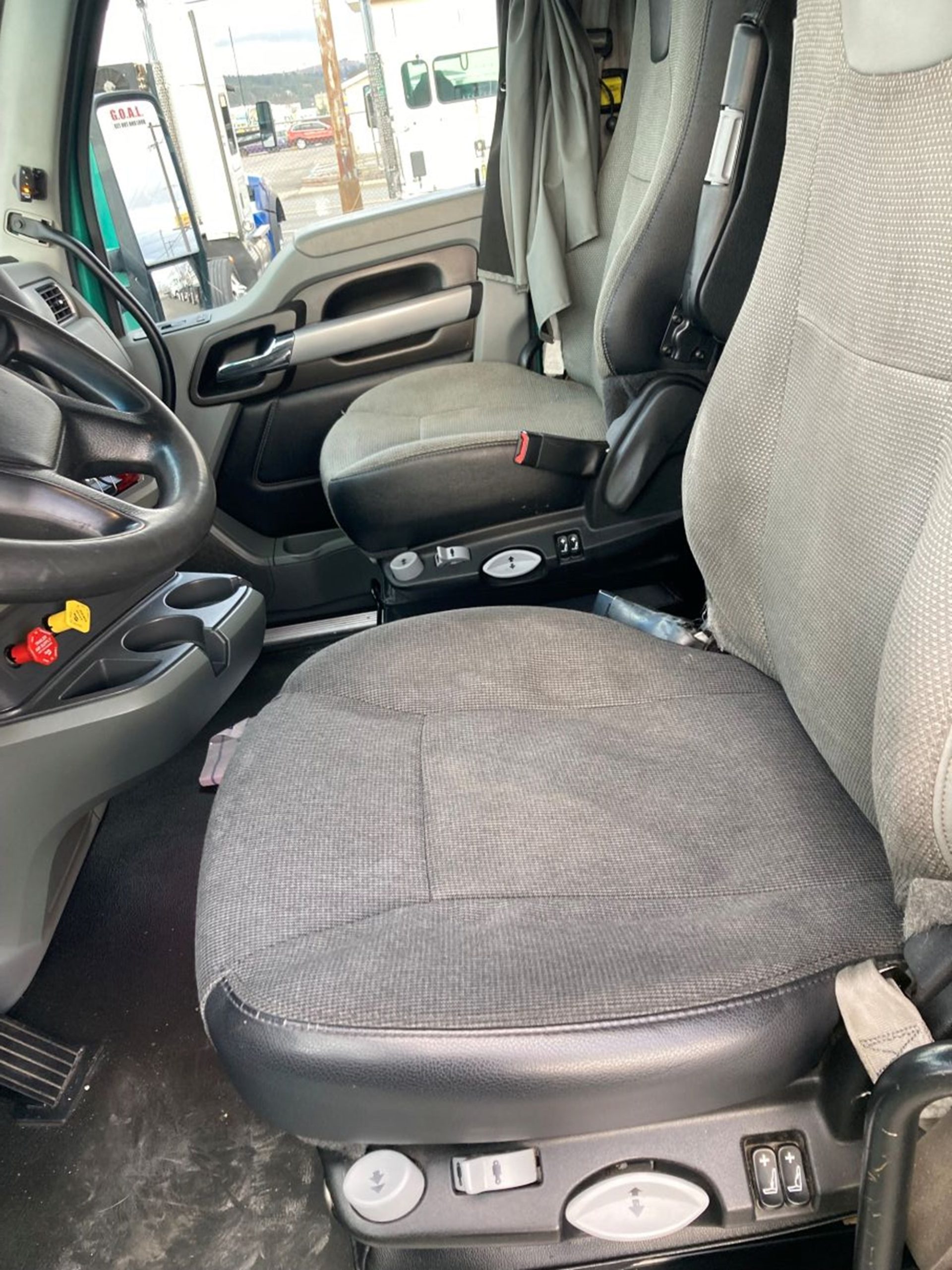 2020 Kenworth T680 - image 4 of 6