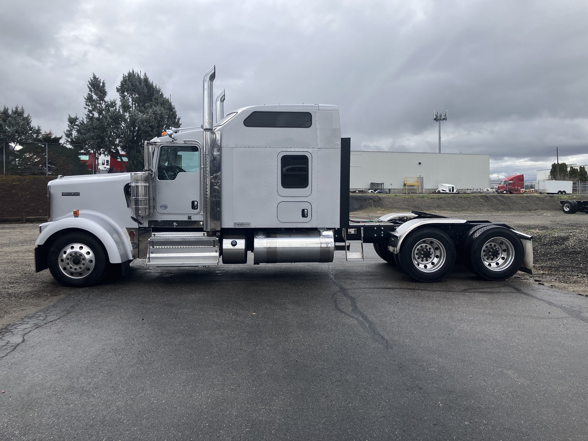 2020 Kenworth W900 - image 2 of 6