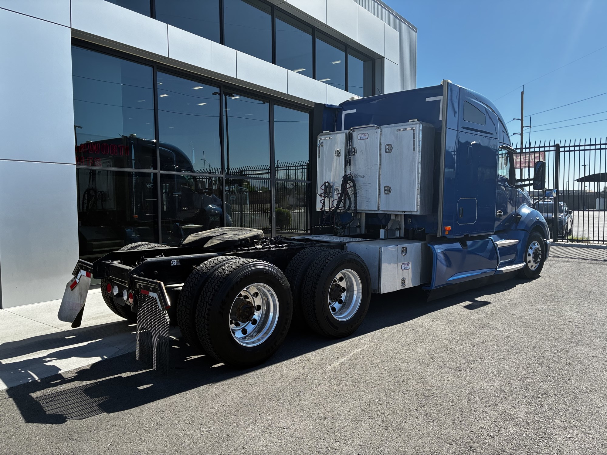2021 Kenworth T680 - image 5 of 6