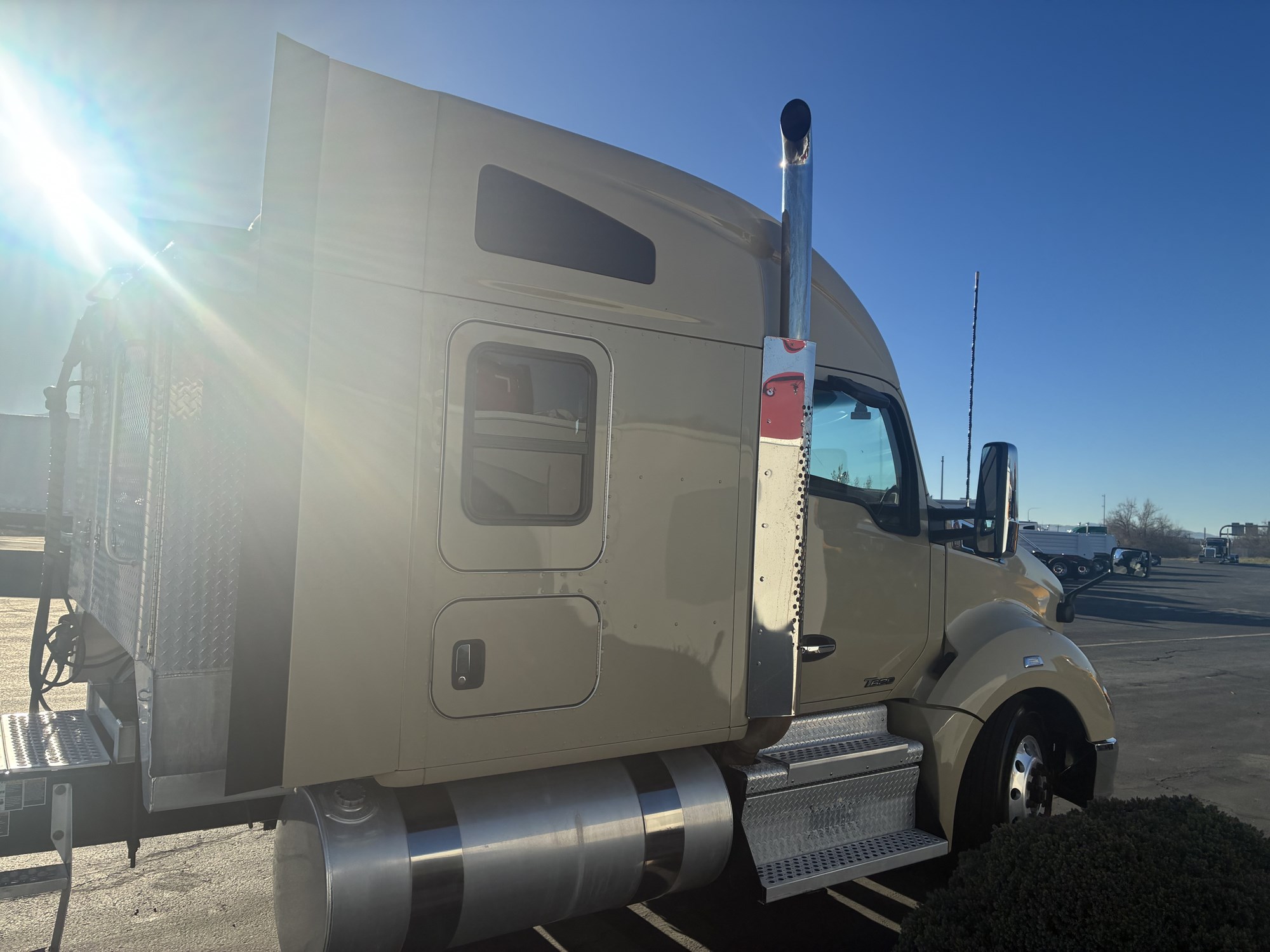 2021 Kenworth T680 - image 5 of 6