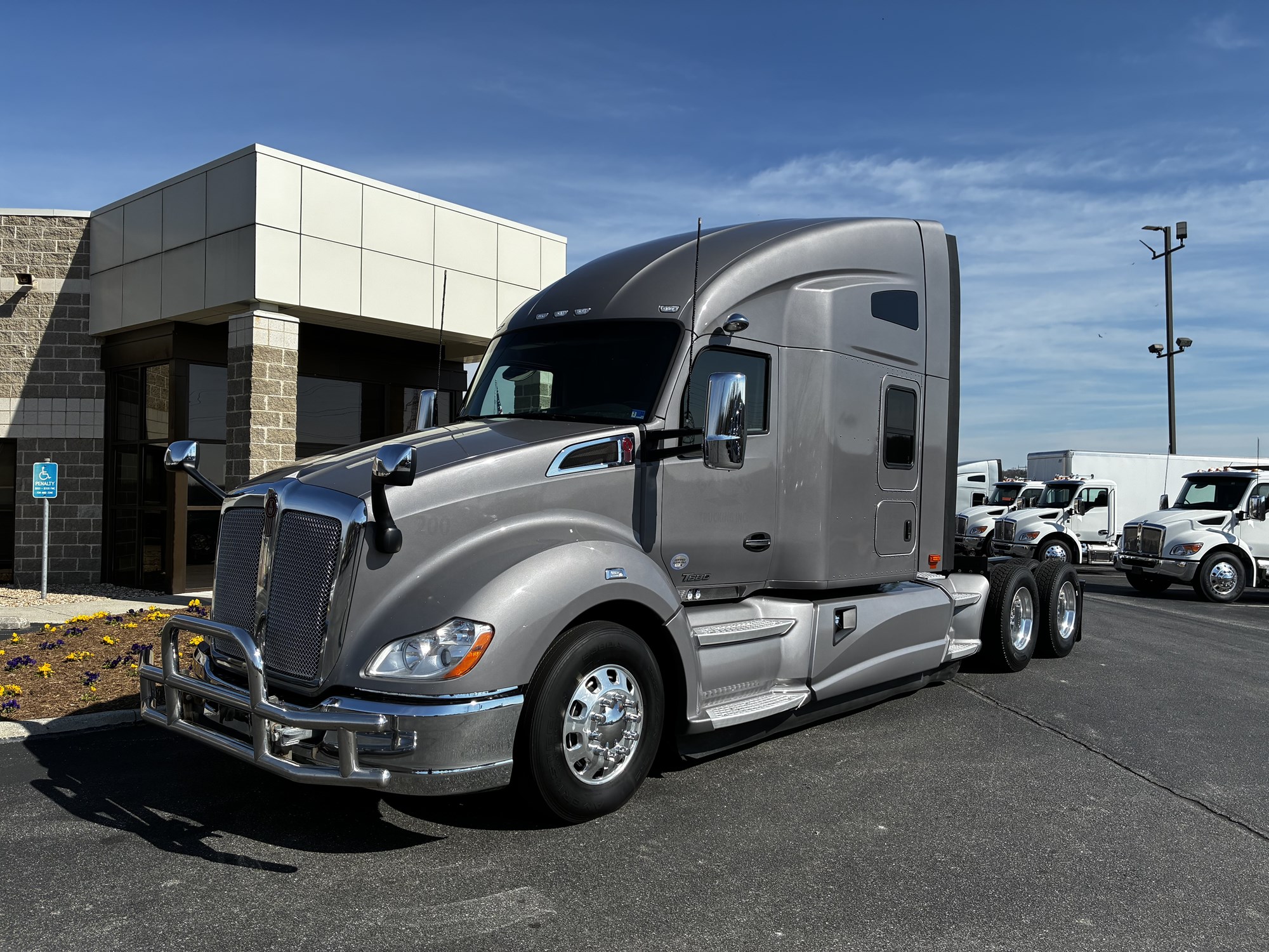 2021 Kenworth T680 - image 1 of 6