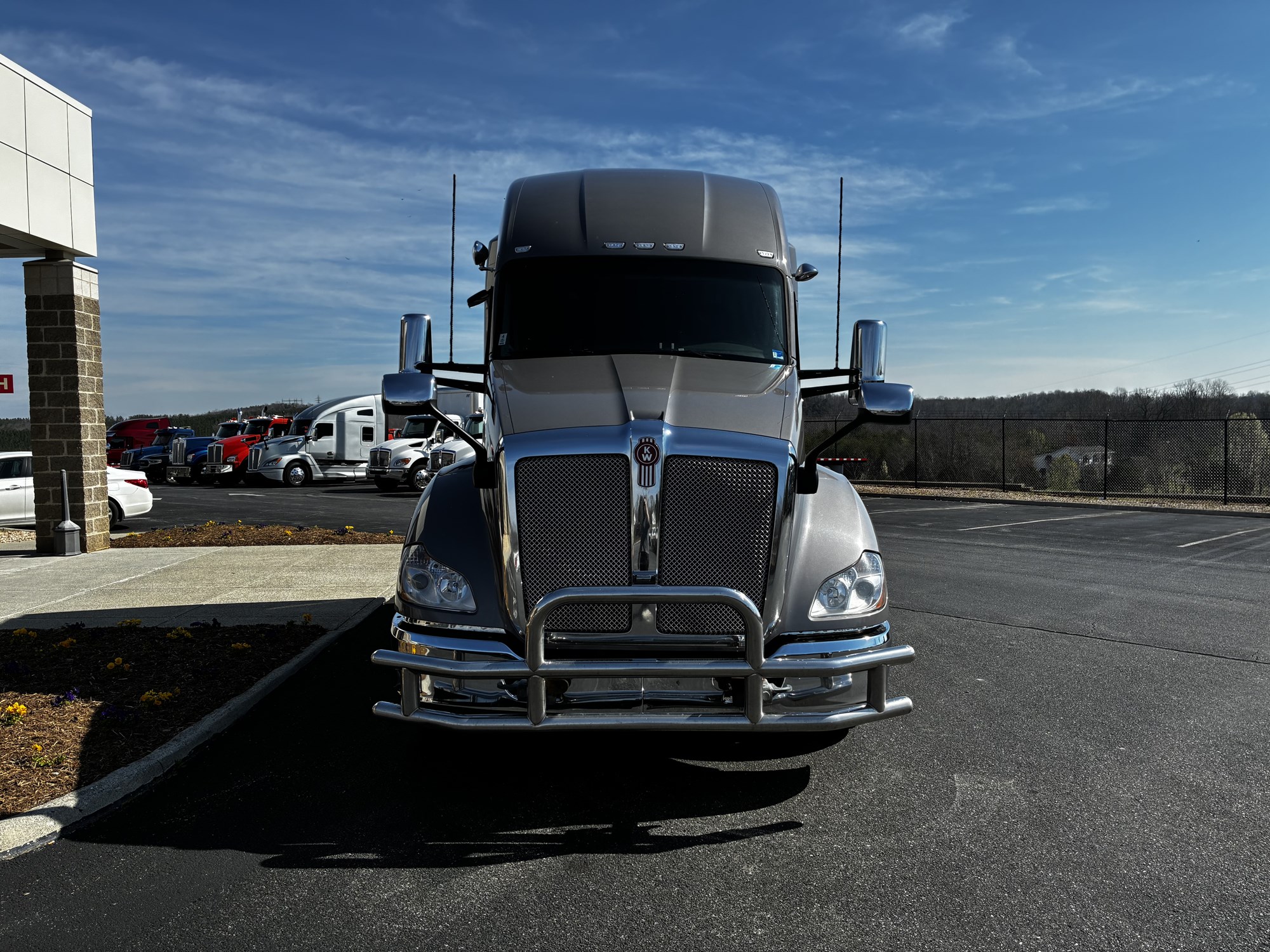 2021 Kenworth T680 - image 2 of 6