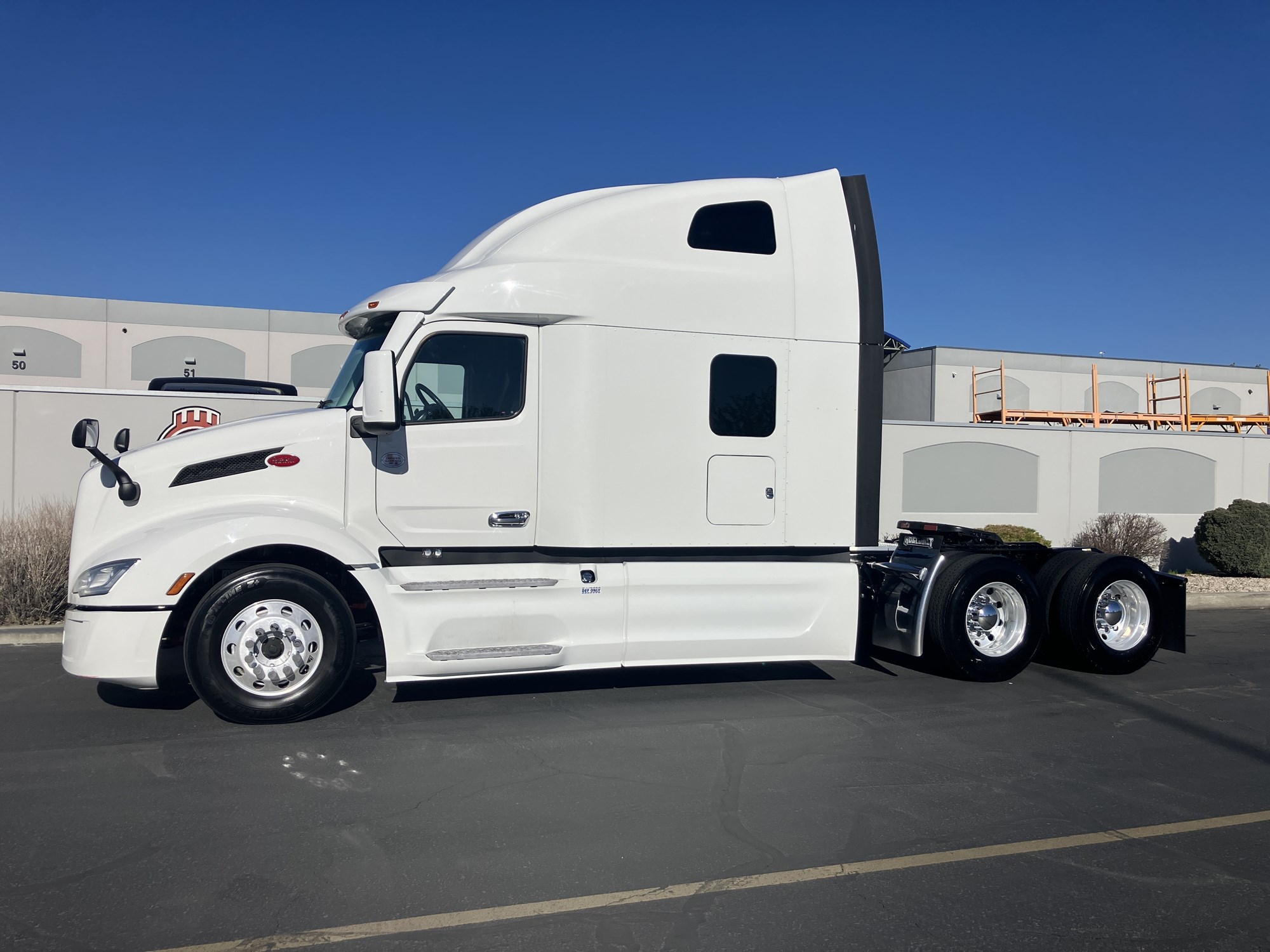 2022 Peterbilt 579 - image 1 of 6