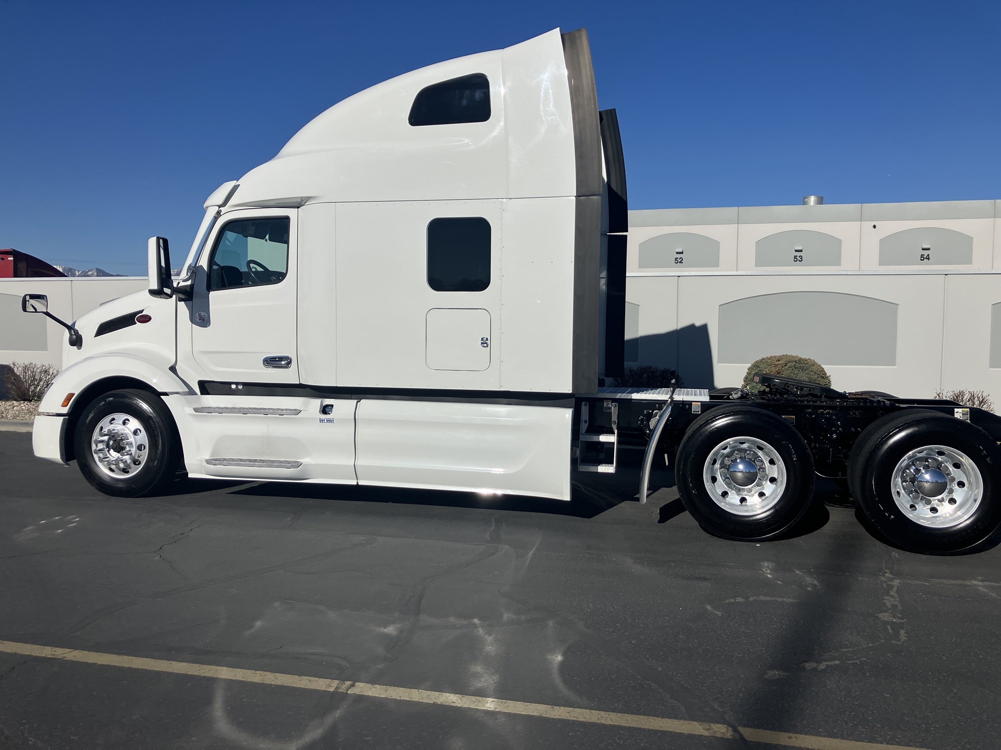 2022 Peterbilt 579 - image 2 of 6