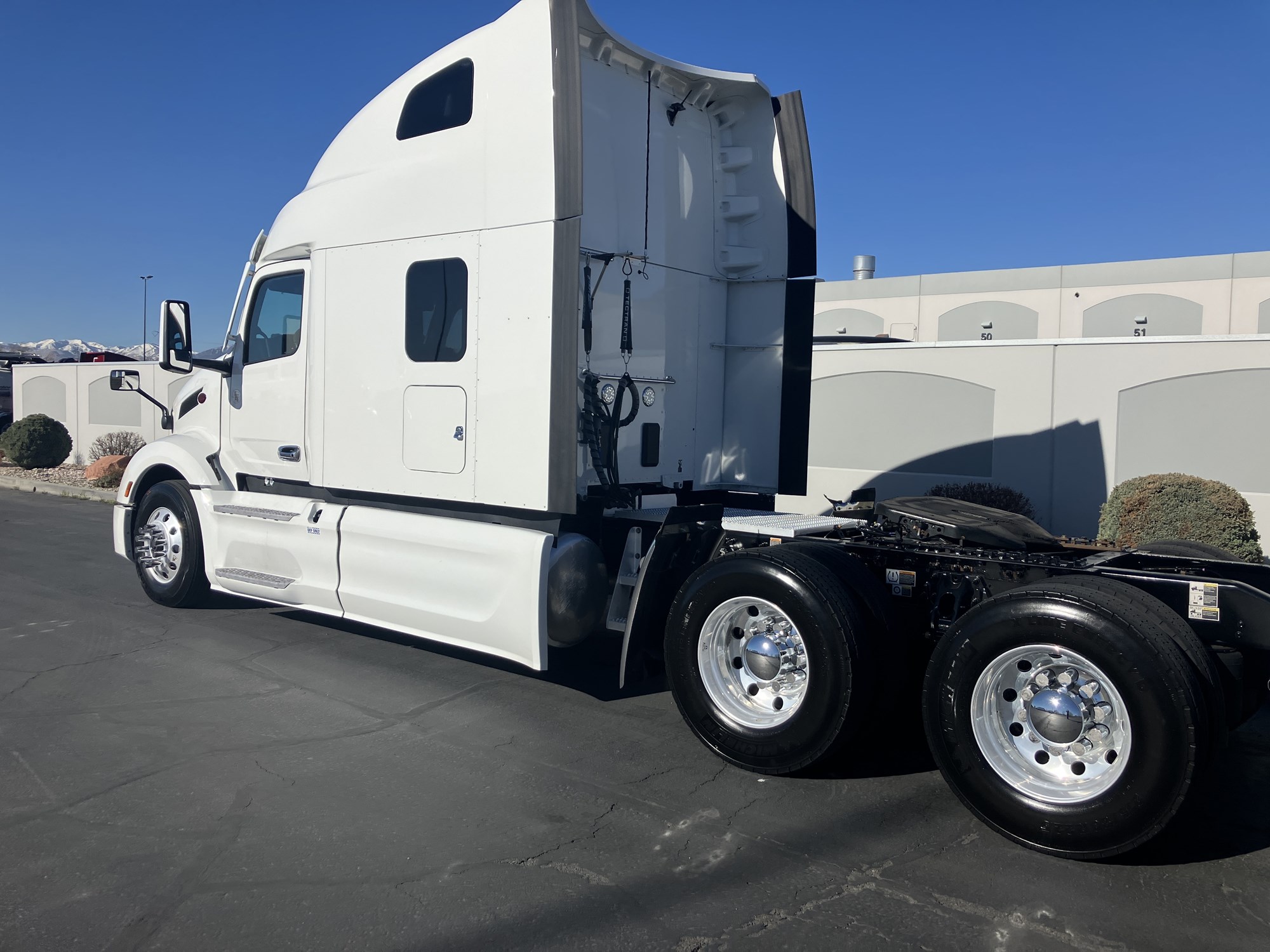 2022 Peterbilt 579 - image 3 of 6
