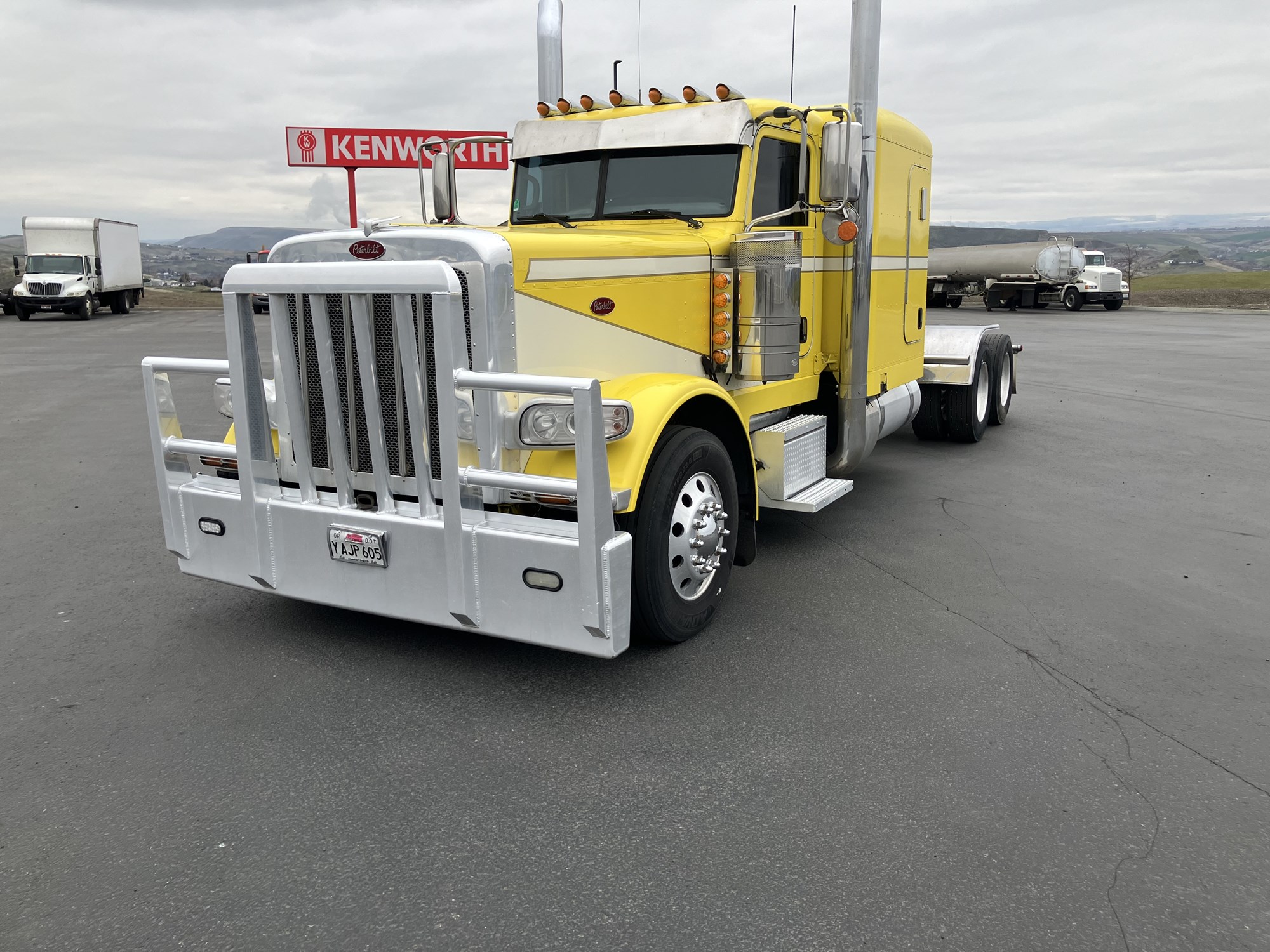 2022 Peterbilt 389 - image 1 of 6
