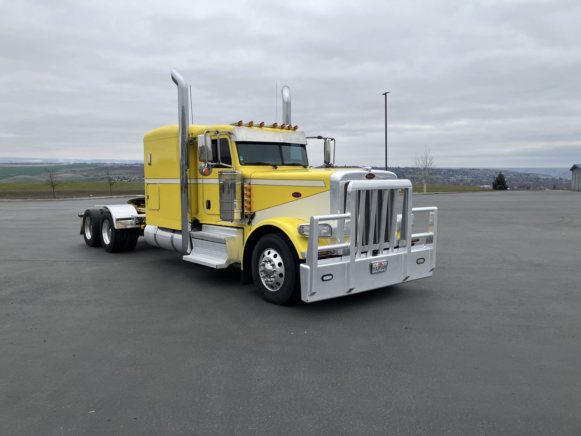 2022 Peterbilt 389 - image 2 of 6