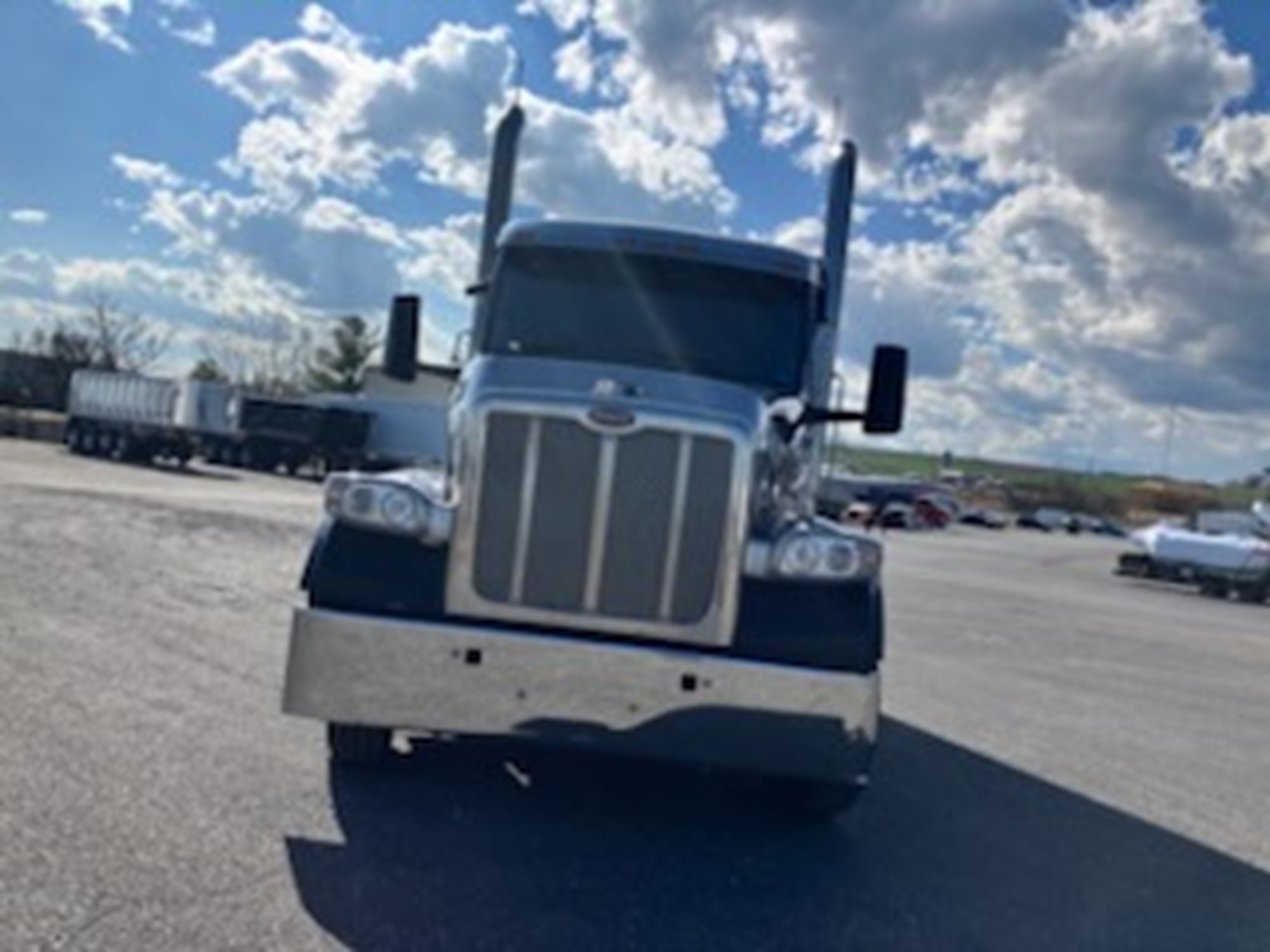 2022 Peterbilt 567 - image 2 of 6