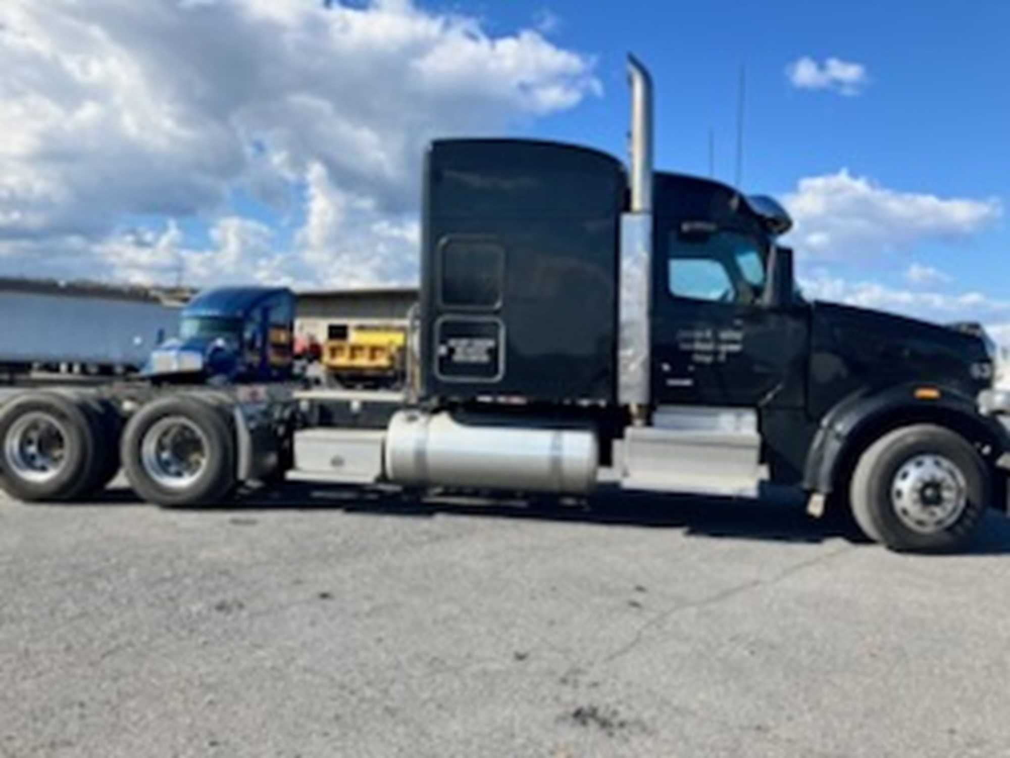 2022 Peterbilt 567 - image 4 of 6