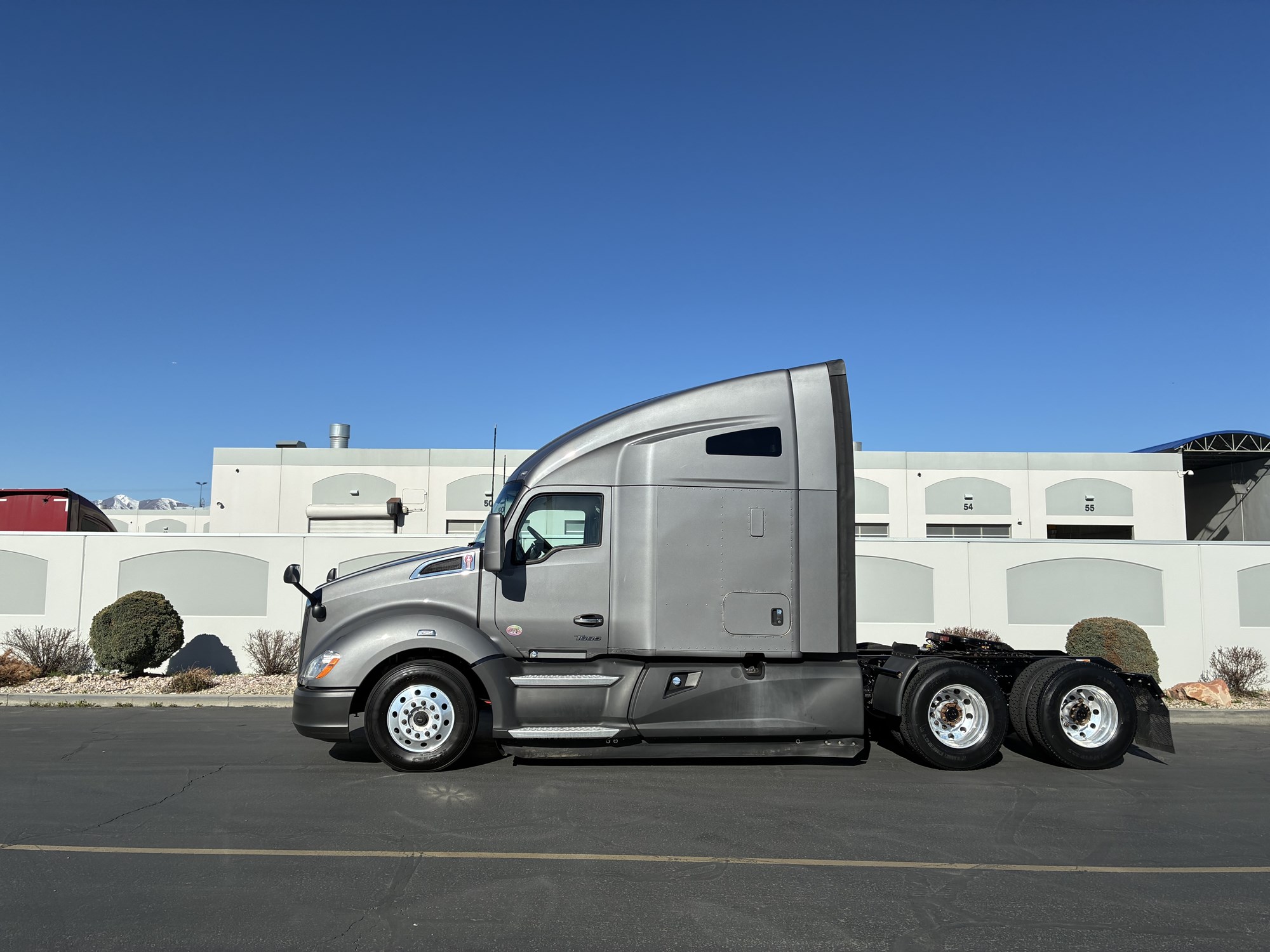 2022 Kenworth T680 - image 1 of 6