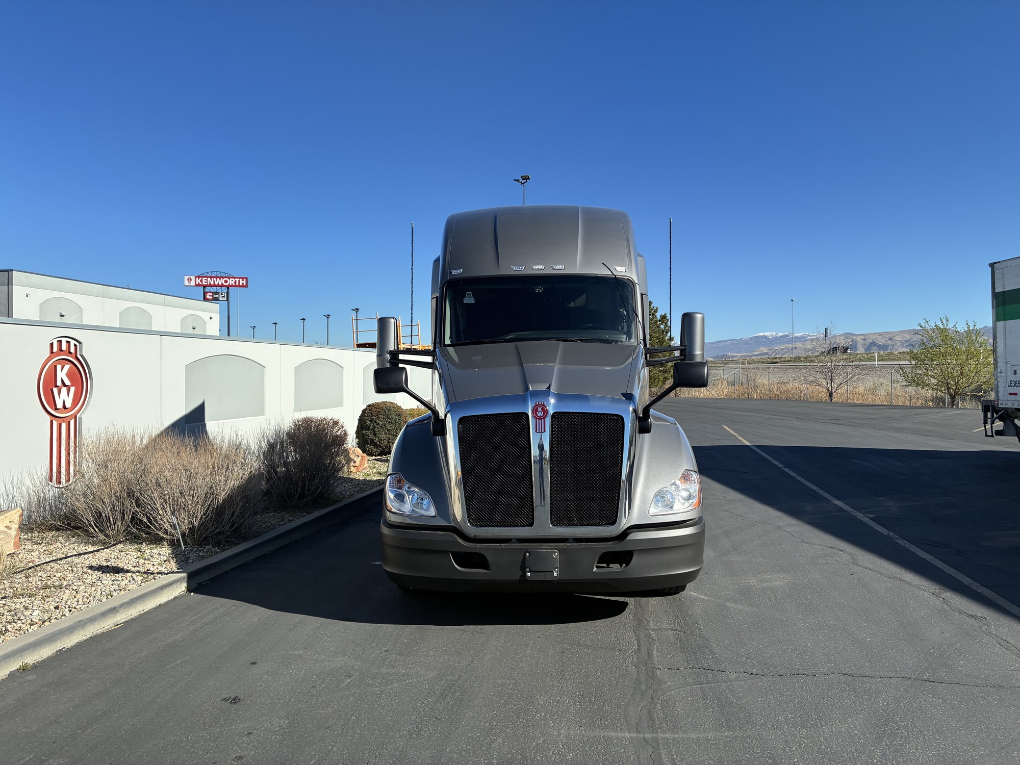 2022 Kenworth T680 - image 3 of 6