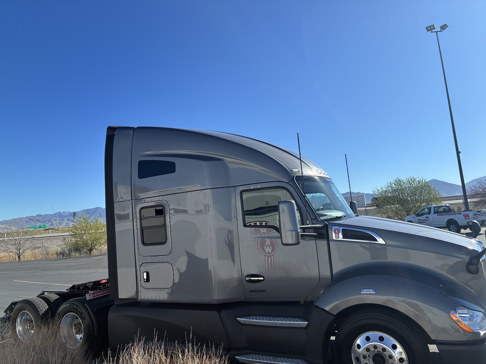 2022 Kenworth T680 - image 5 of 6