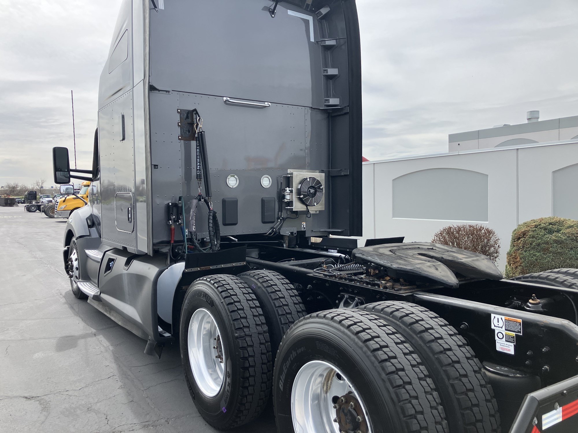 2022 Kenworth T680 - image 4 of 6