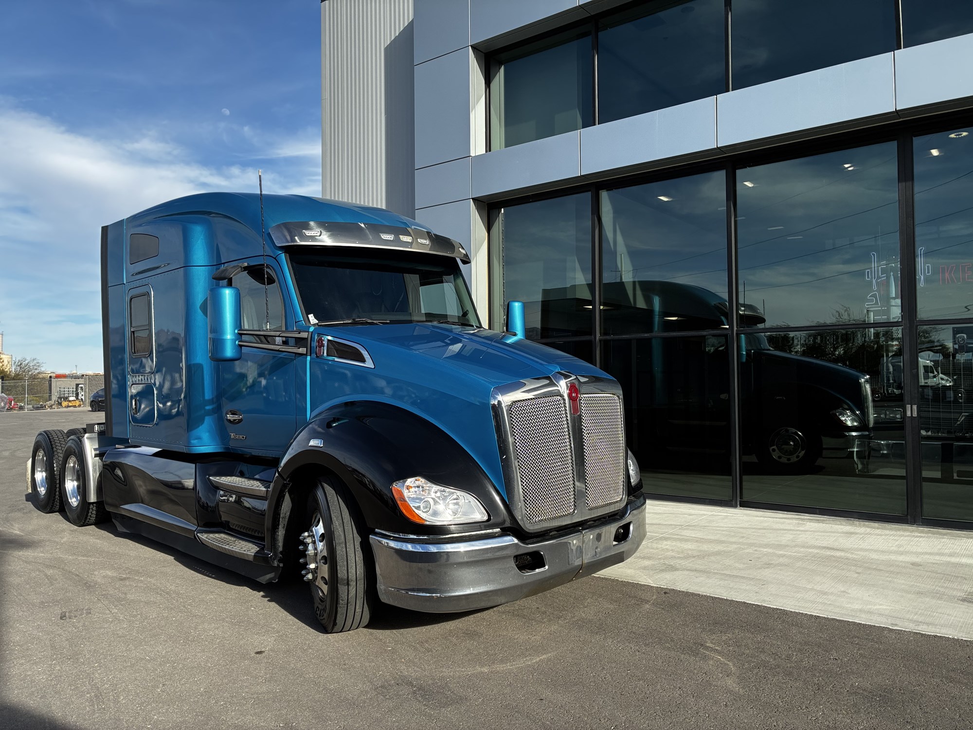 2022 Kenworth T680 - image 1 of 6