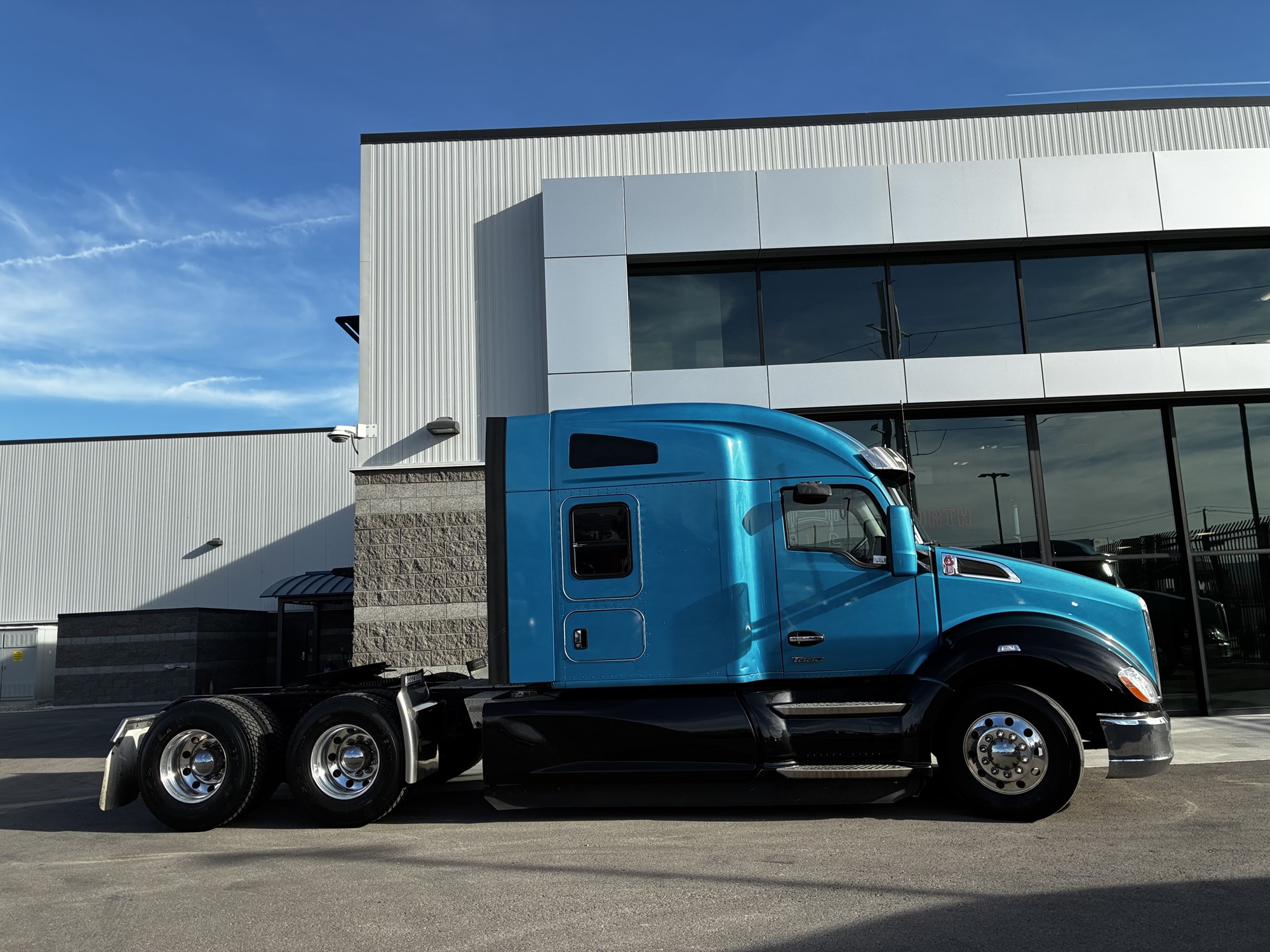 2022 Kenworth T680 - image 2 of 6