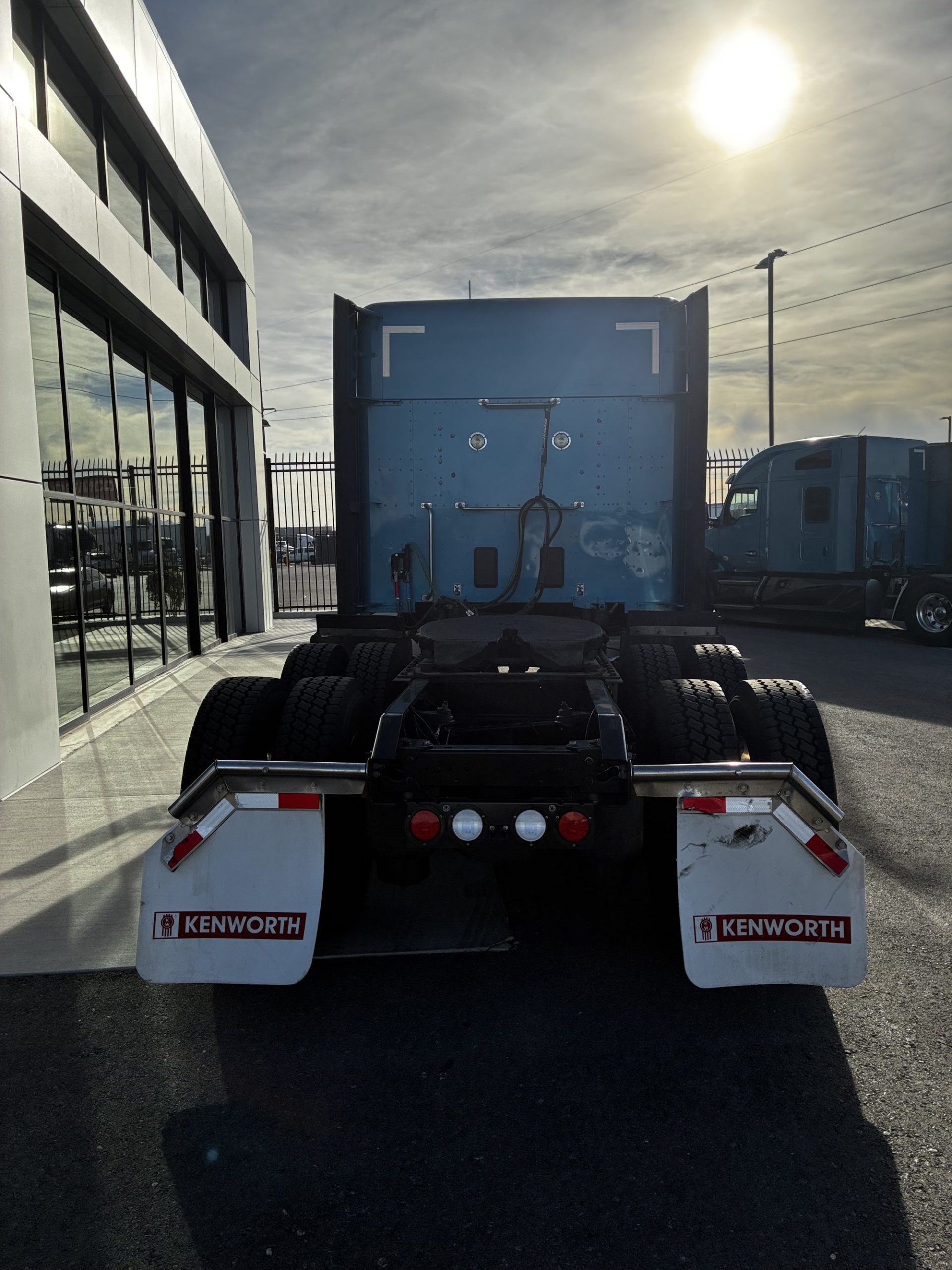 2022 Kenworth T680 - image 5 of 6