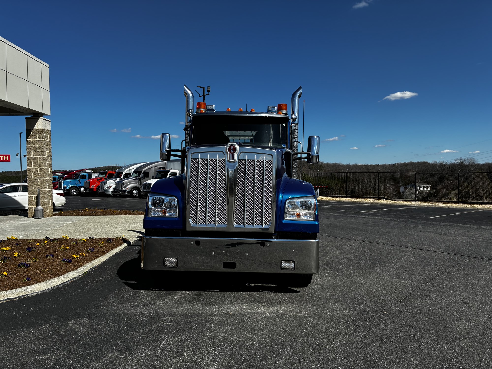 2022 Kenworth W990 - image 2 of 6