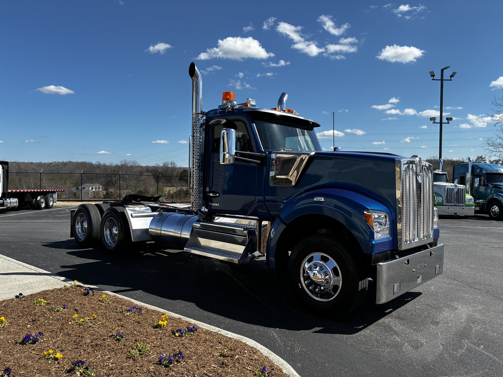 2022 Kenworth W990 - image 3 of 6
