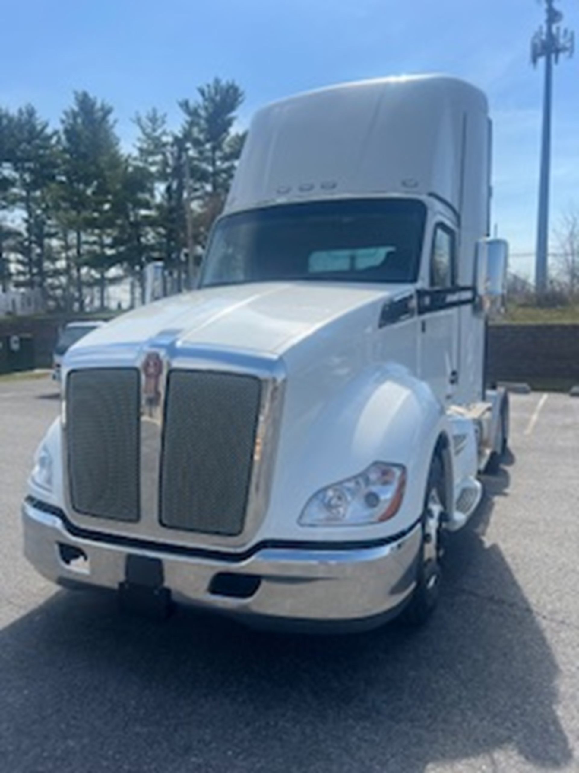 2022 Kenworth T680 - image 2 of 6
