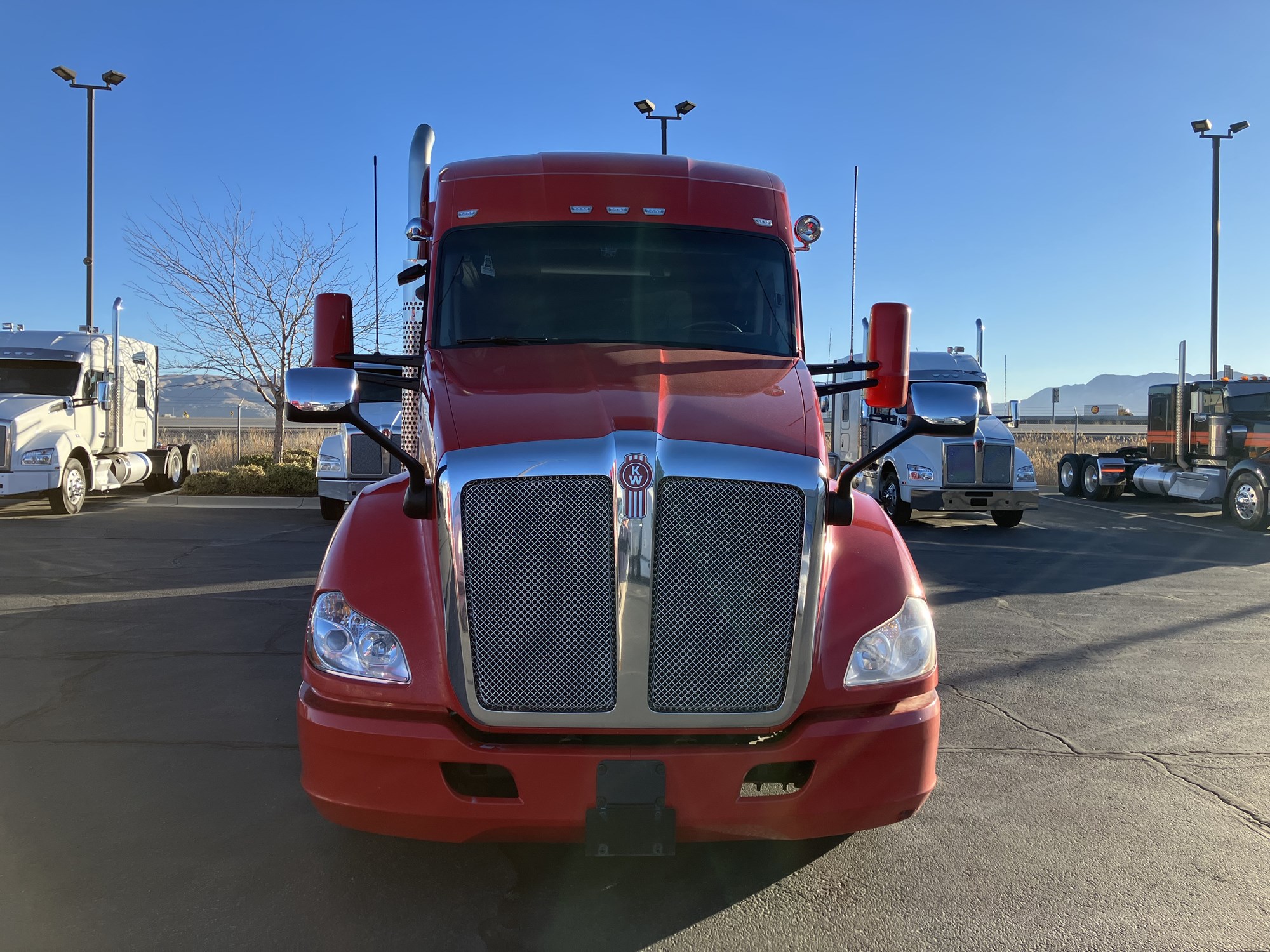 2022 Kenworth T680 - image 3 of 6