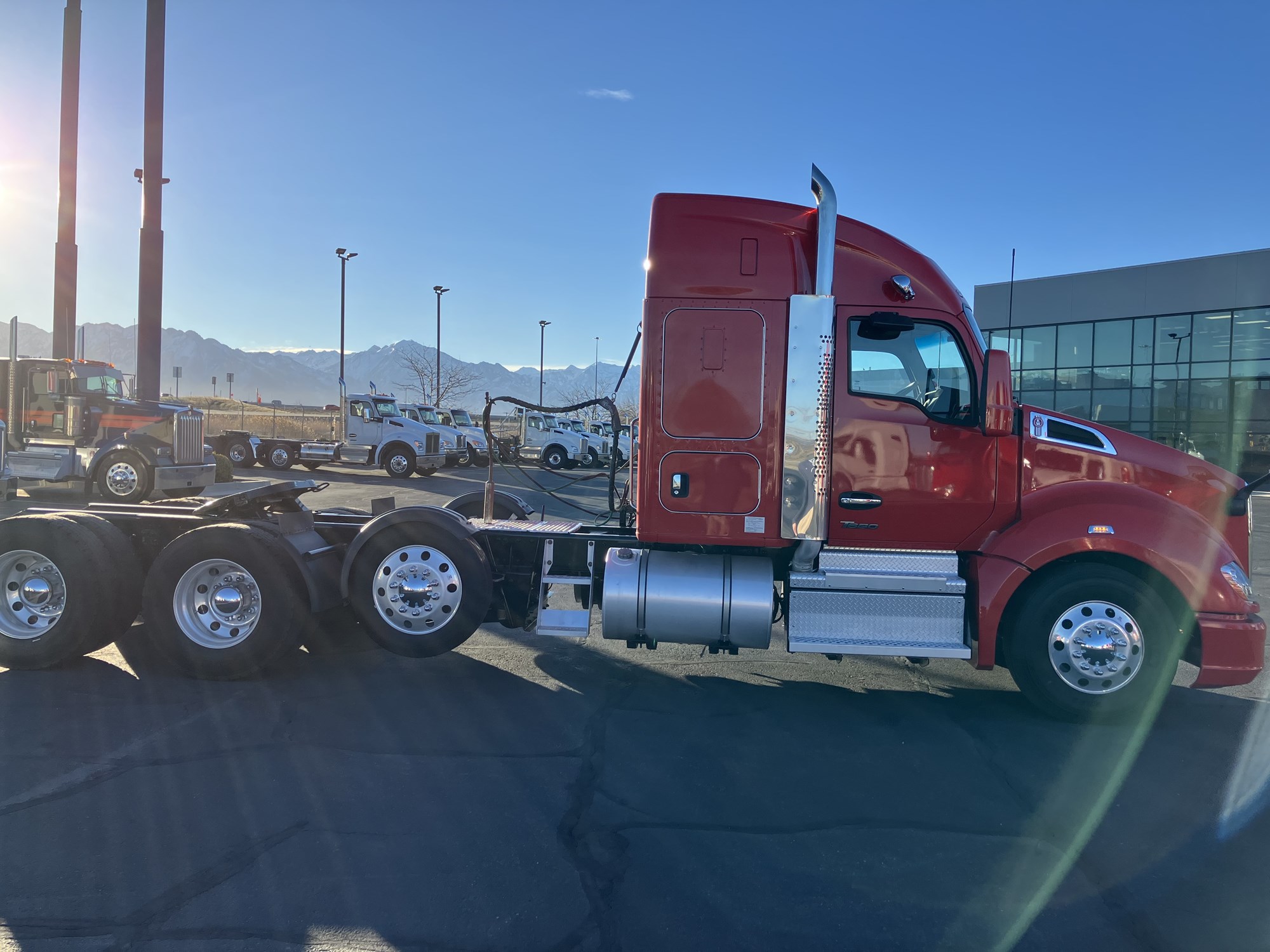 2022 Kenworth T680 - image 5 of 6