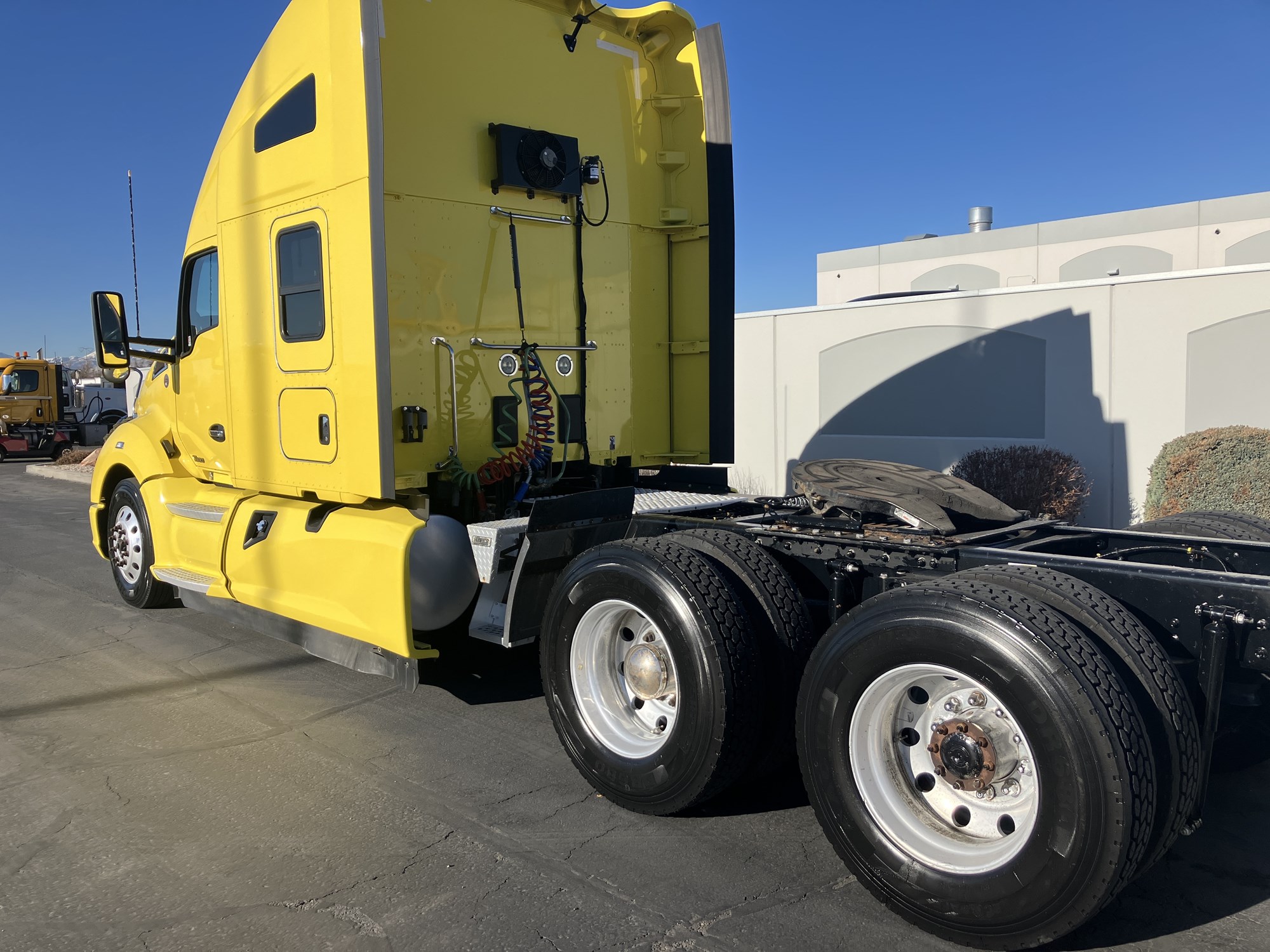 2022 Kenworth T680 - image 2 of 6