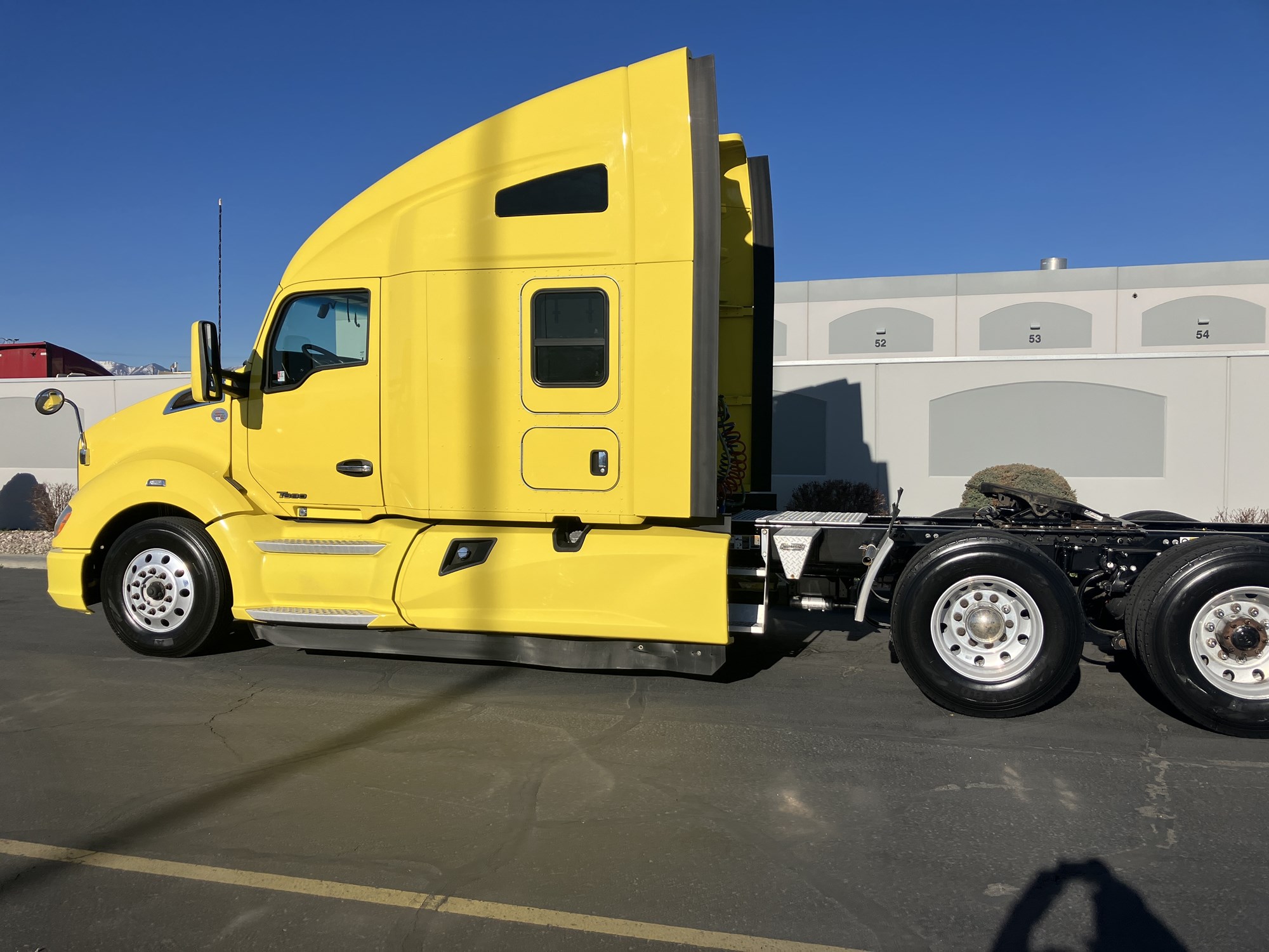2022 Kenworth T680 - image 3 of 6