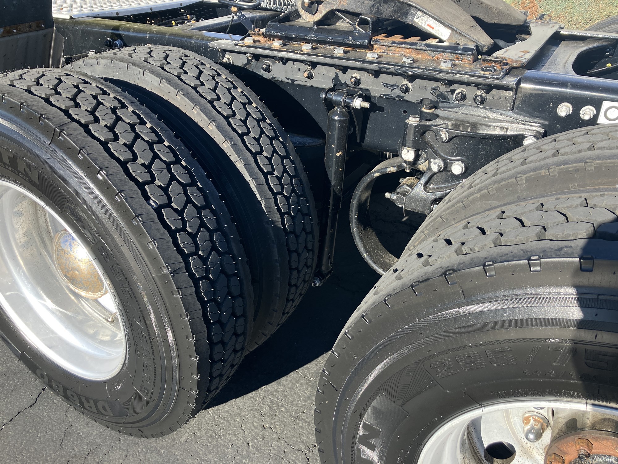 2022 Kenworth T680 - image 4 of 6