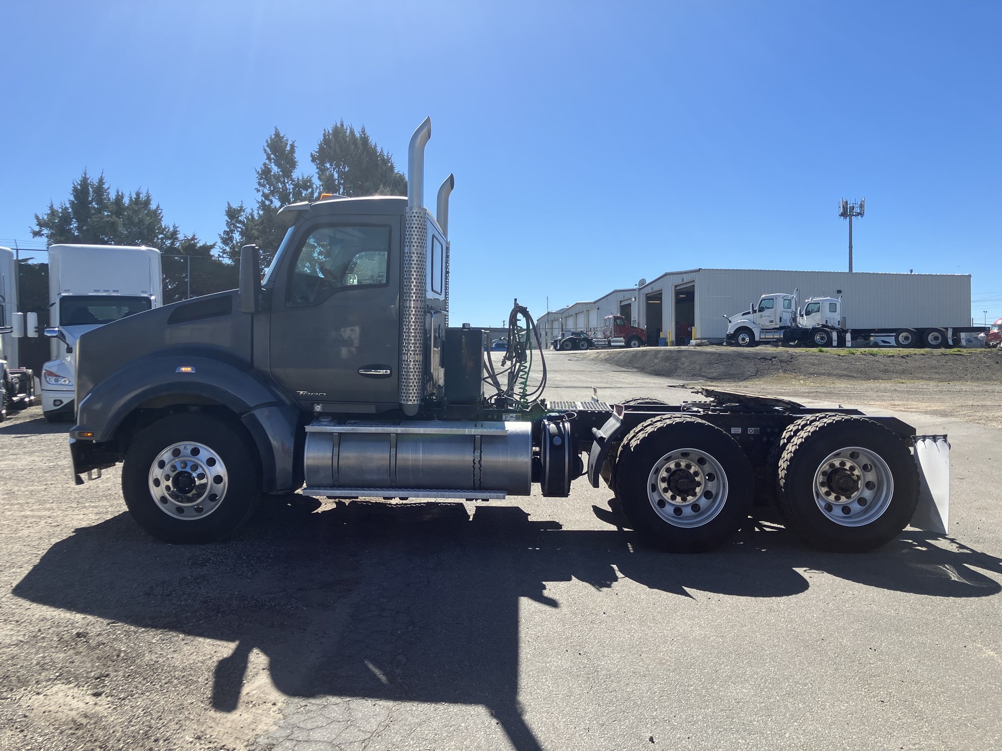 2022 Kenworth T880 - image 2 of 6