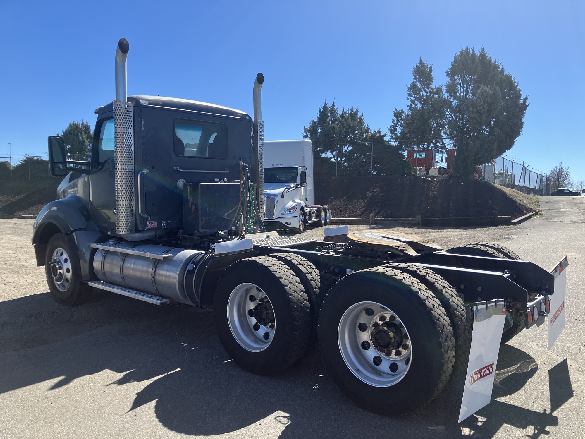 2022 Kenworth T880 - image 3 of 6