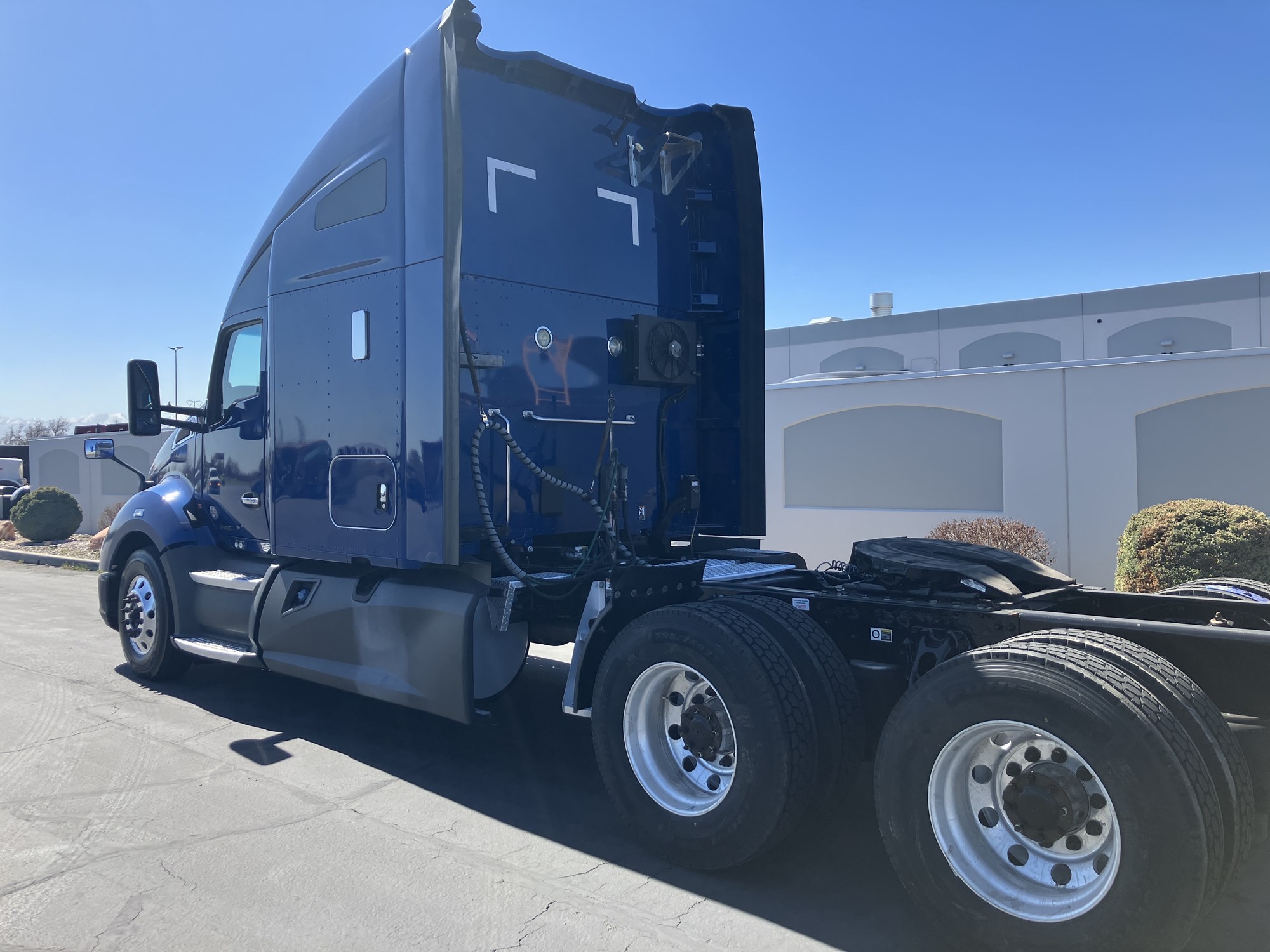2022 Kenworth T680 - image 3 of 6