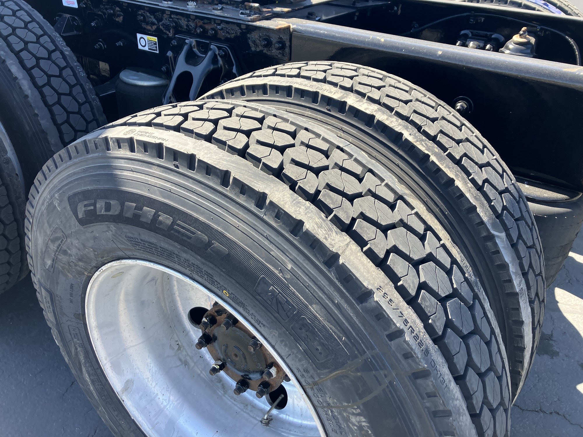 2022 Kenworth T680 - image 4 of 6