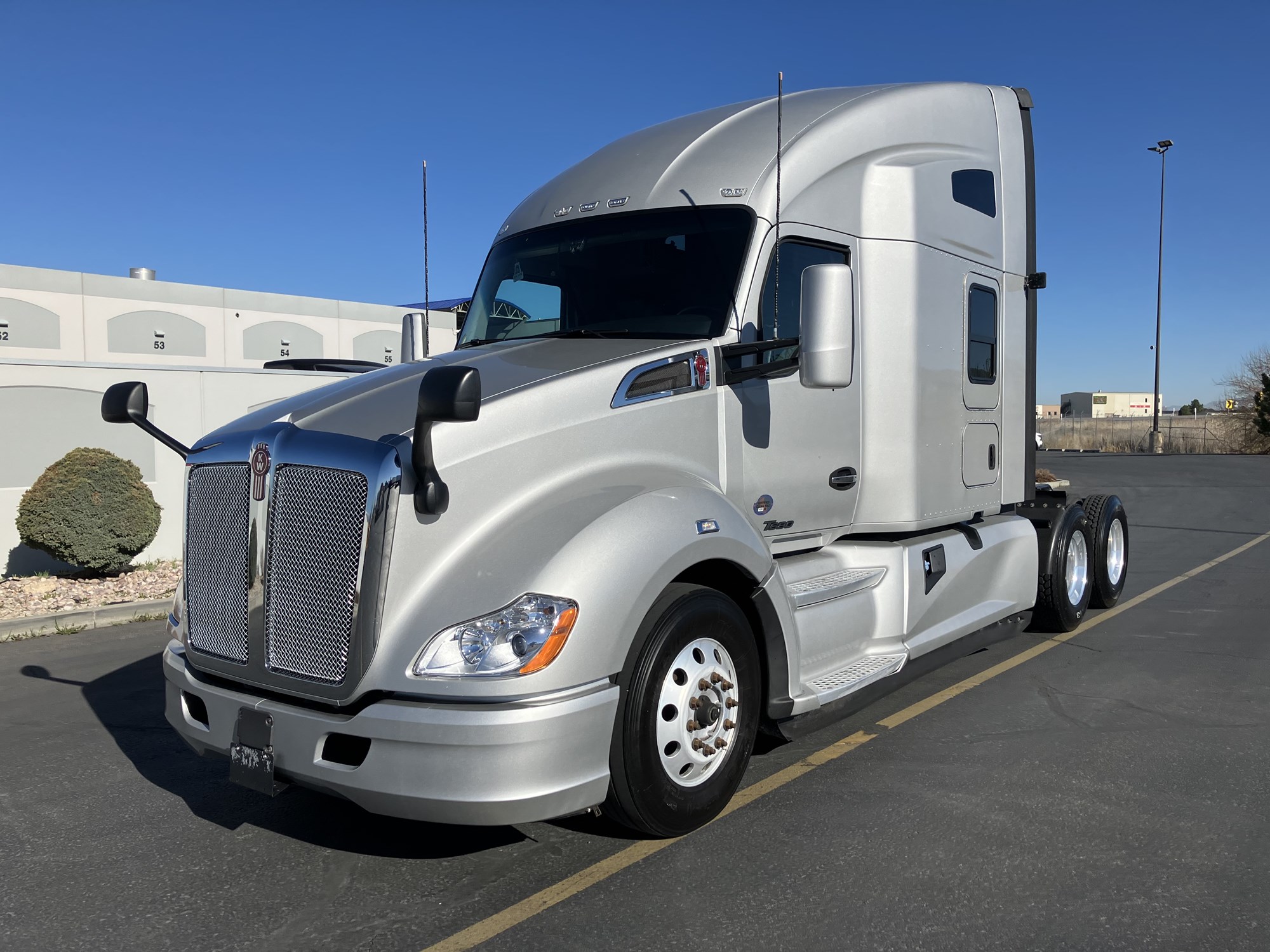 2022 Kenworth T680 - image 2 of 6