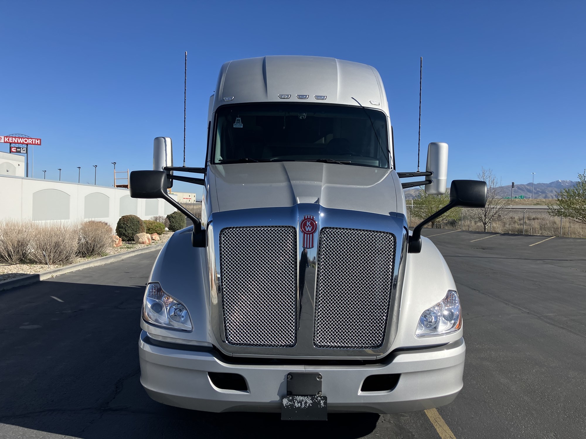 2022 Kenworth T680 - image 3 of 6