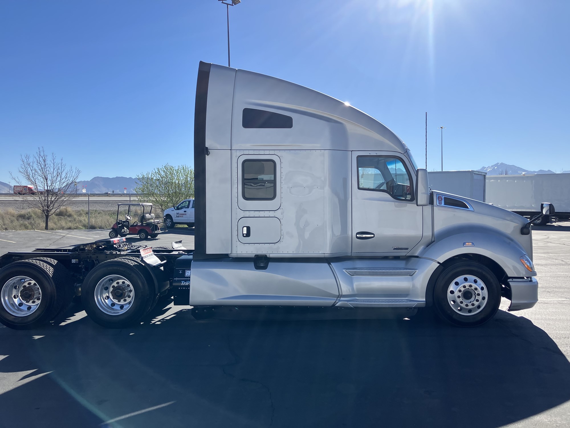 2022 Kenworth T680 - image 5 of 6