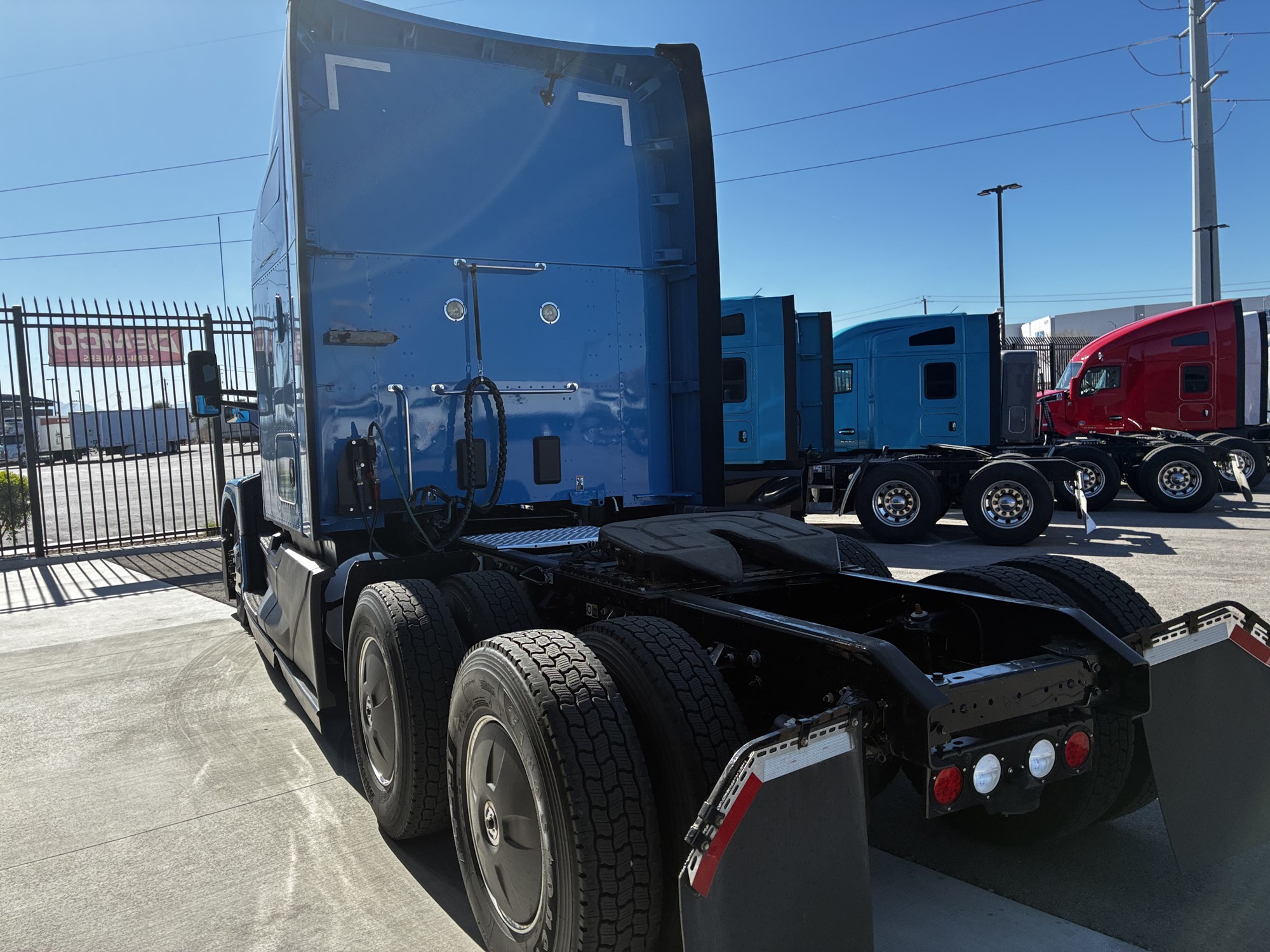 2022 Kenworth T680 - image 5 of 6